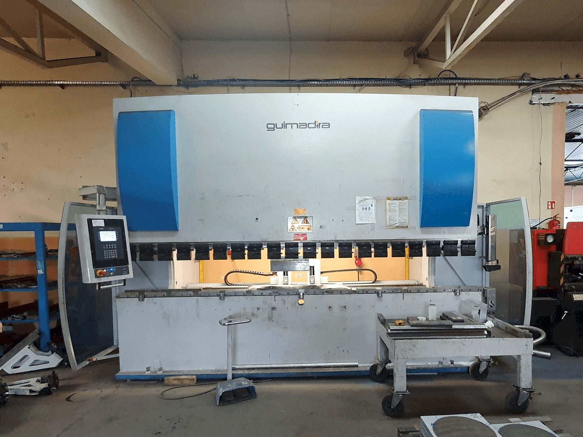 Čelní pohled na ADIRA PMO-16040PLS stroj