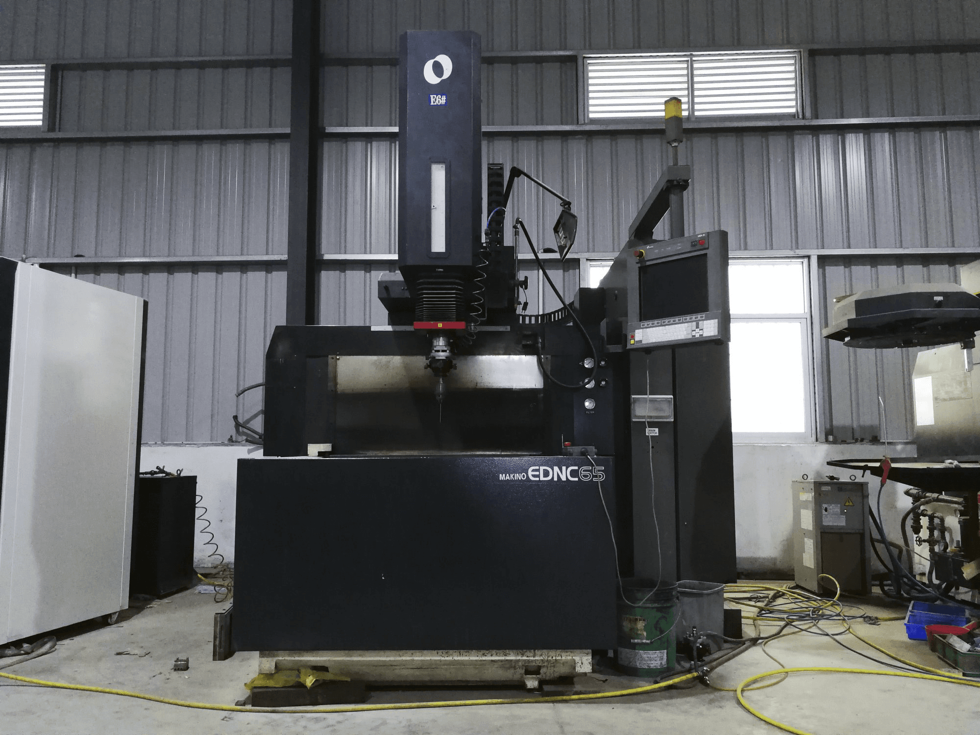 Čelní pohled na Makino EDNC65 stroj