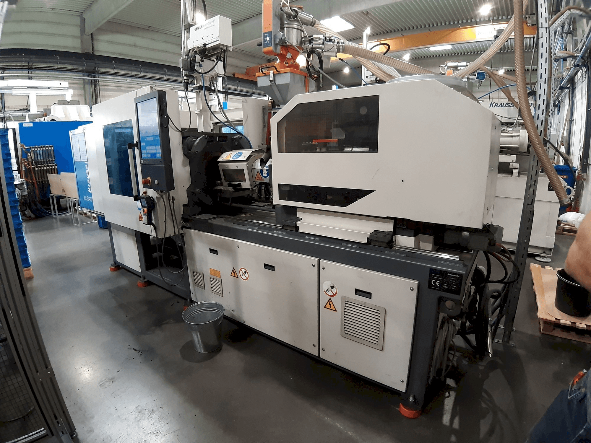 Čelní pohled na Krauss Maffei 50 - 100 AX stroj