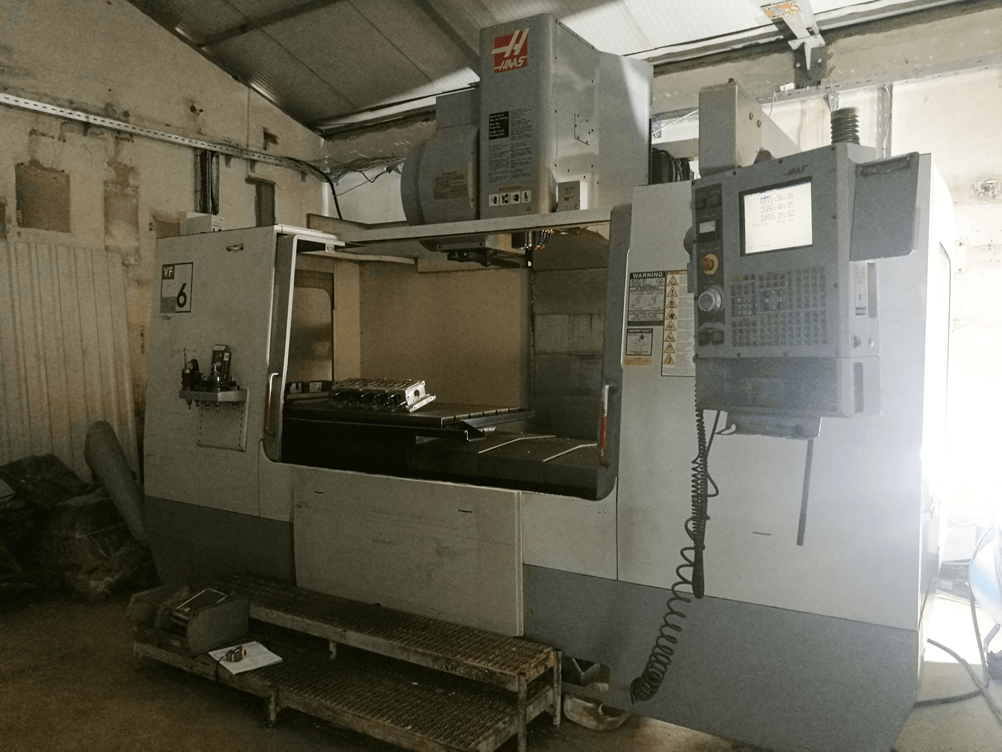 Čelní pohled na HAAS VF-6B/40HE stroj