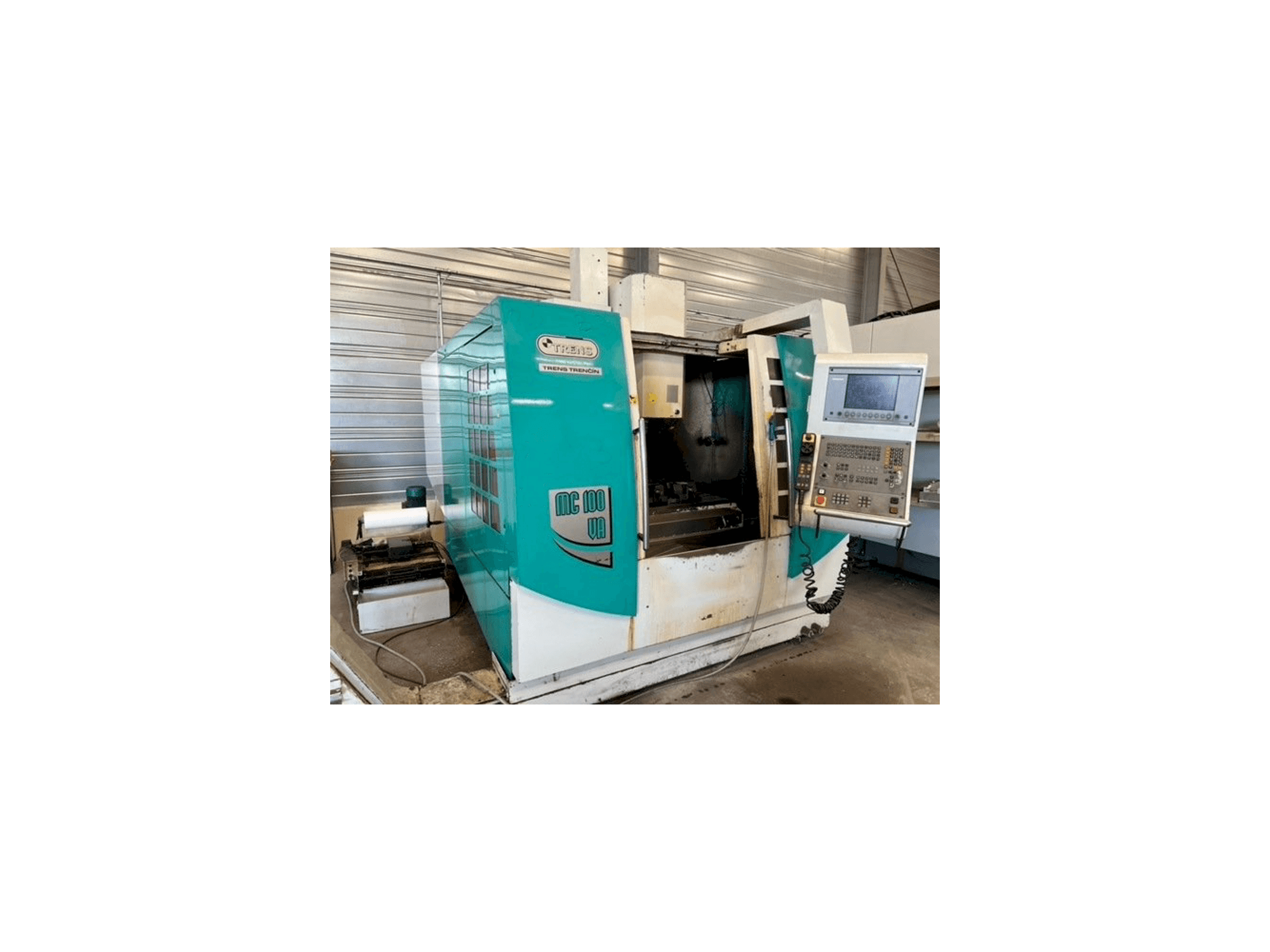 Levý boční pohled na TRENS MC100VA stroj