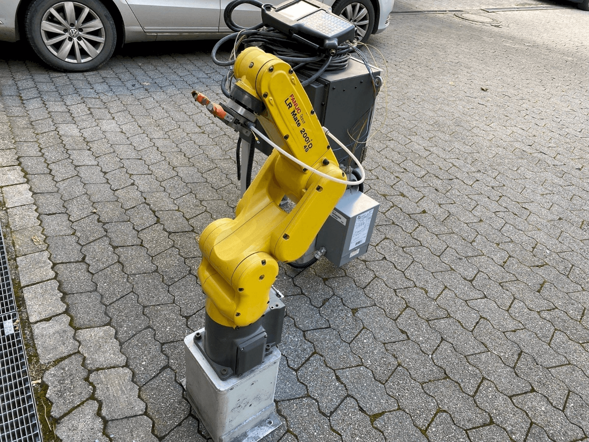 Čelní pohled na FANUC LR Mate 200iD/4S stroj
