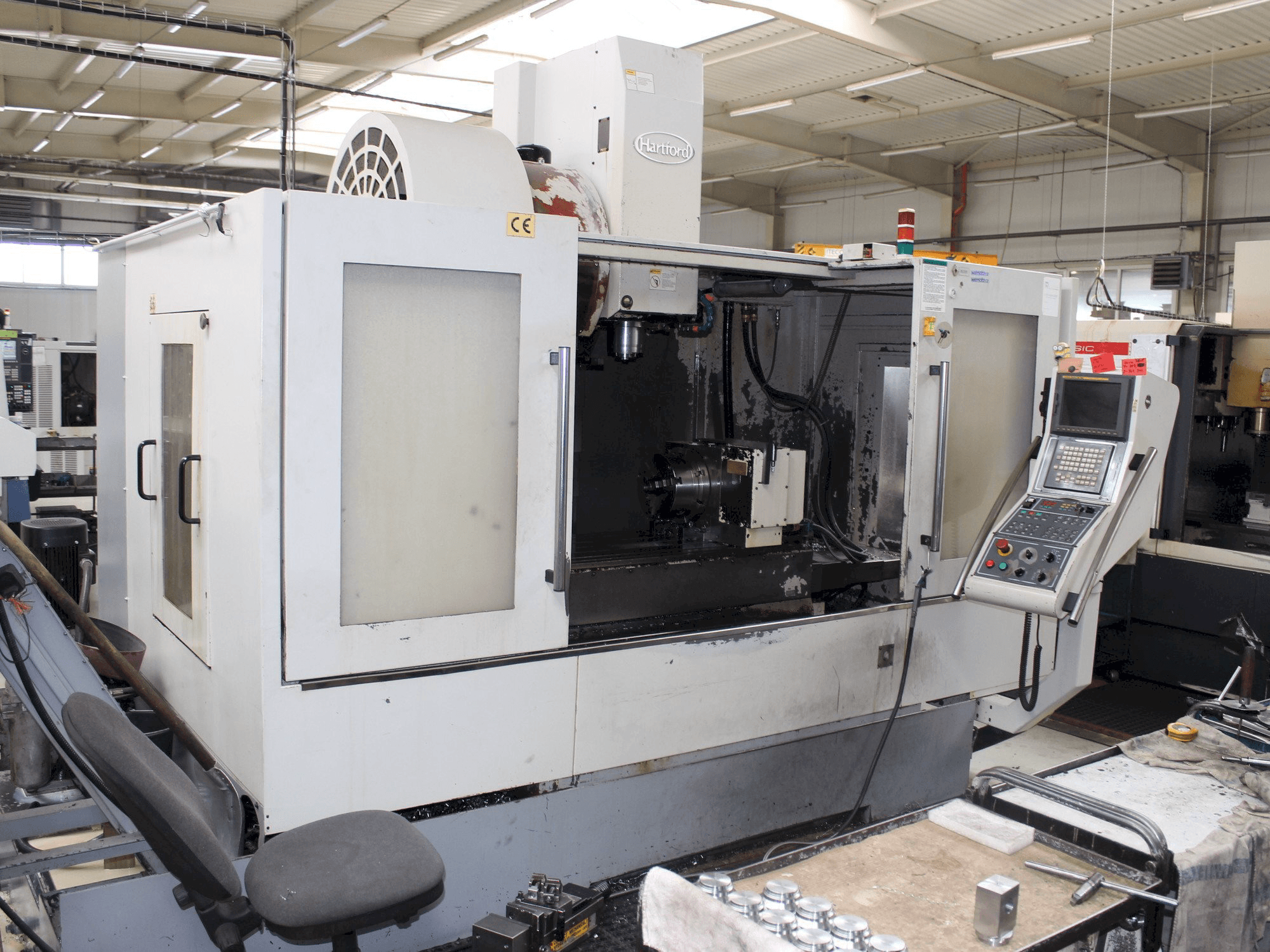 Čelní pohled na Hartford VMC 1270A stroj
