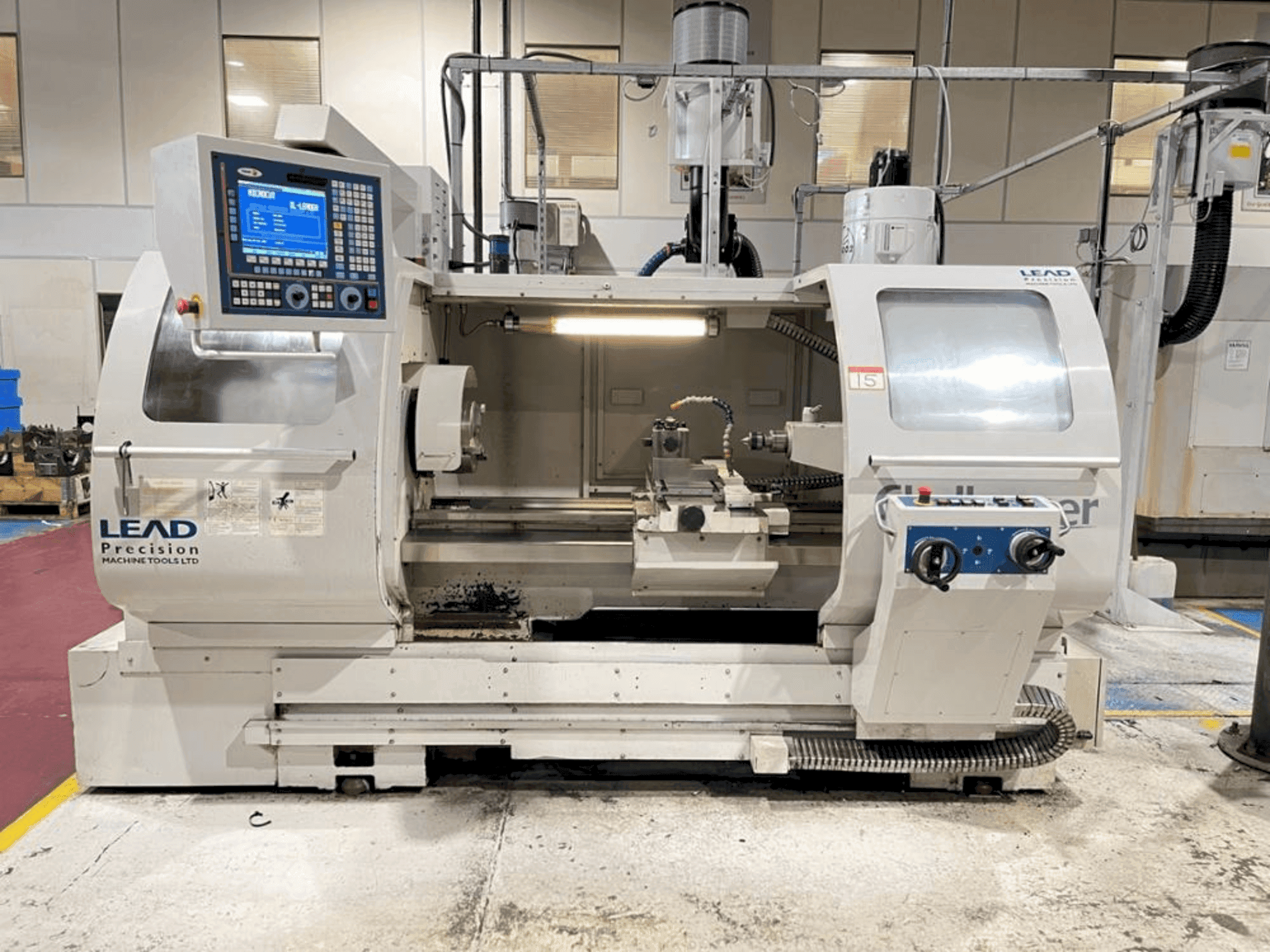 Čelní pohled na MICROCUT Challenger BNC-1840 stroj