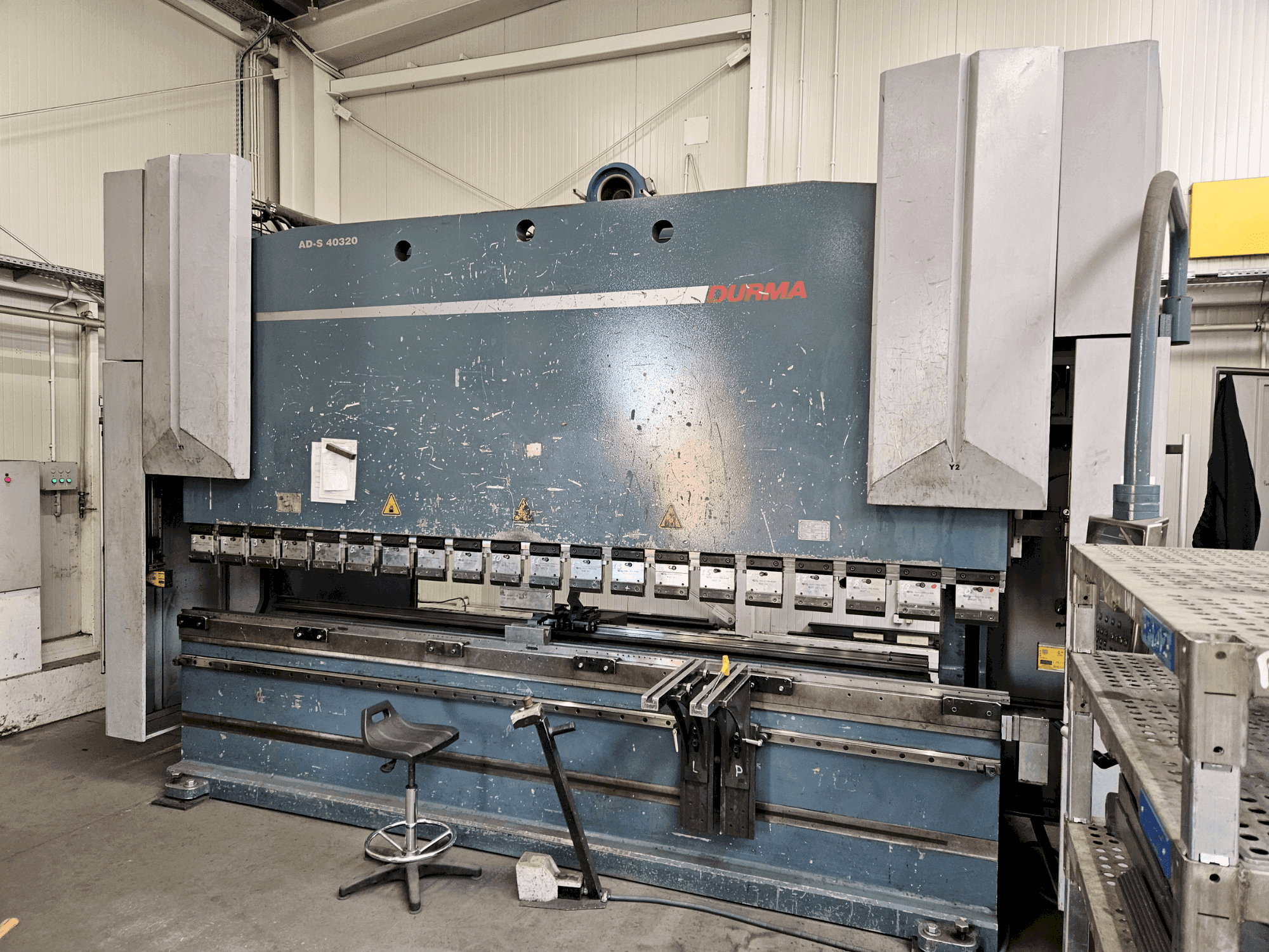 Čelní pohled na Durma AD-S 40320 (2012) stroj