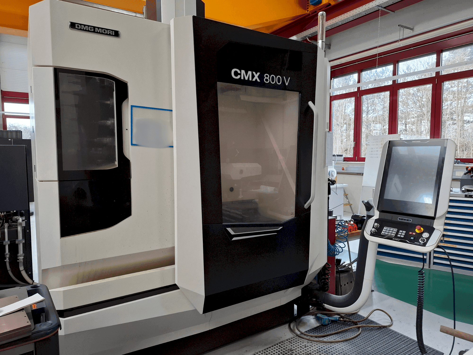 Čelní pohled na DMG MORI CMX 800V stroj