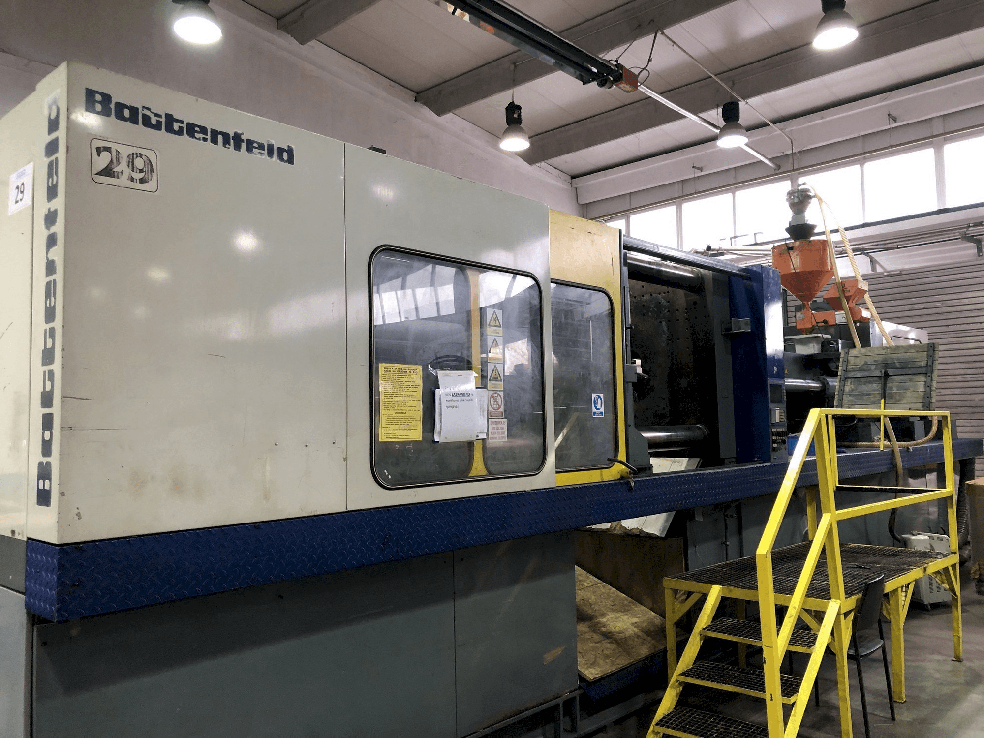 Čelní pohled na Battenfeld BA-T 6500/6300 stroj