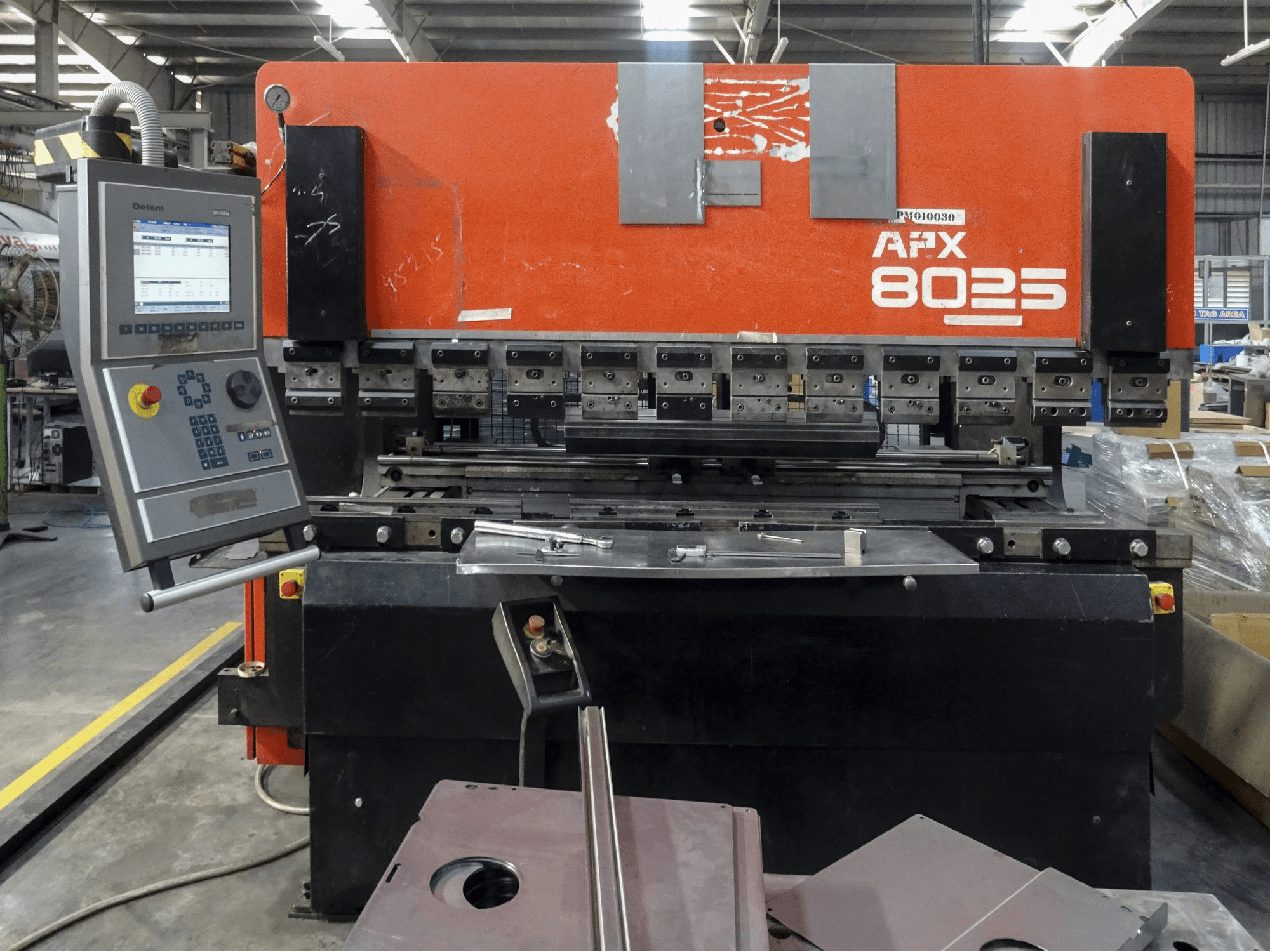 Čelní pohled na AMADA APX 8025 stroj
