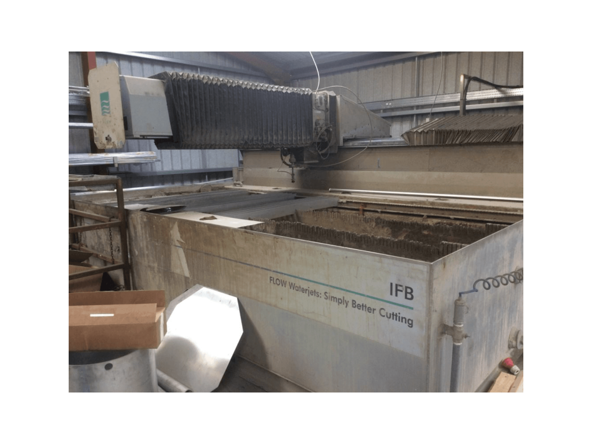 Čelní pohled na Flow IFB 713633-1 stroj