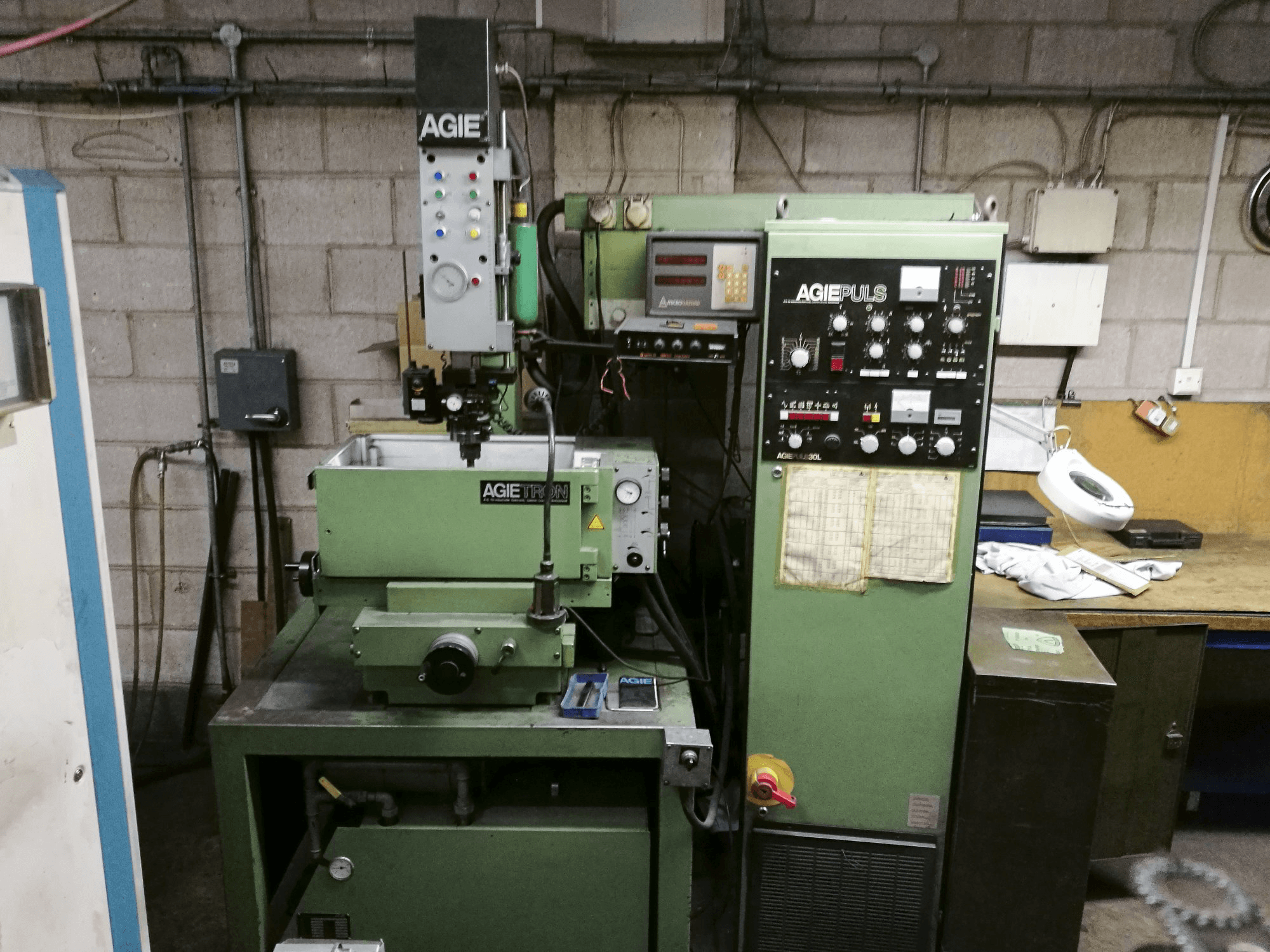 Čelní pohled na AGIE EMT 110 stroj