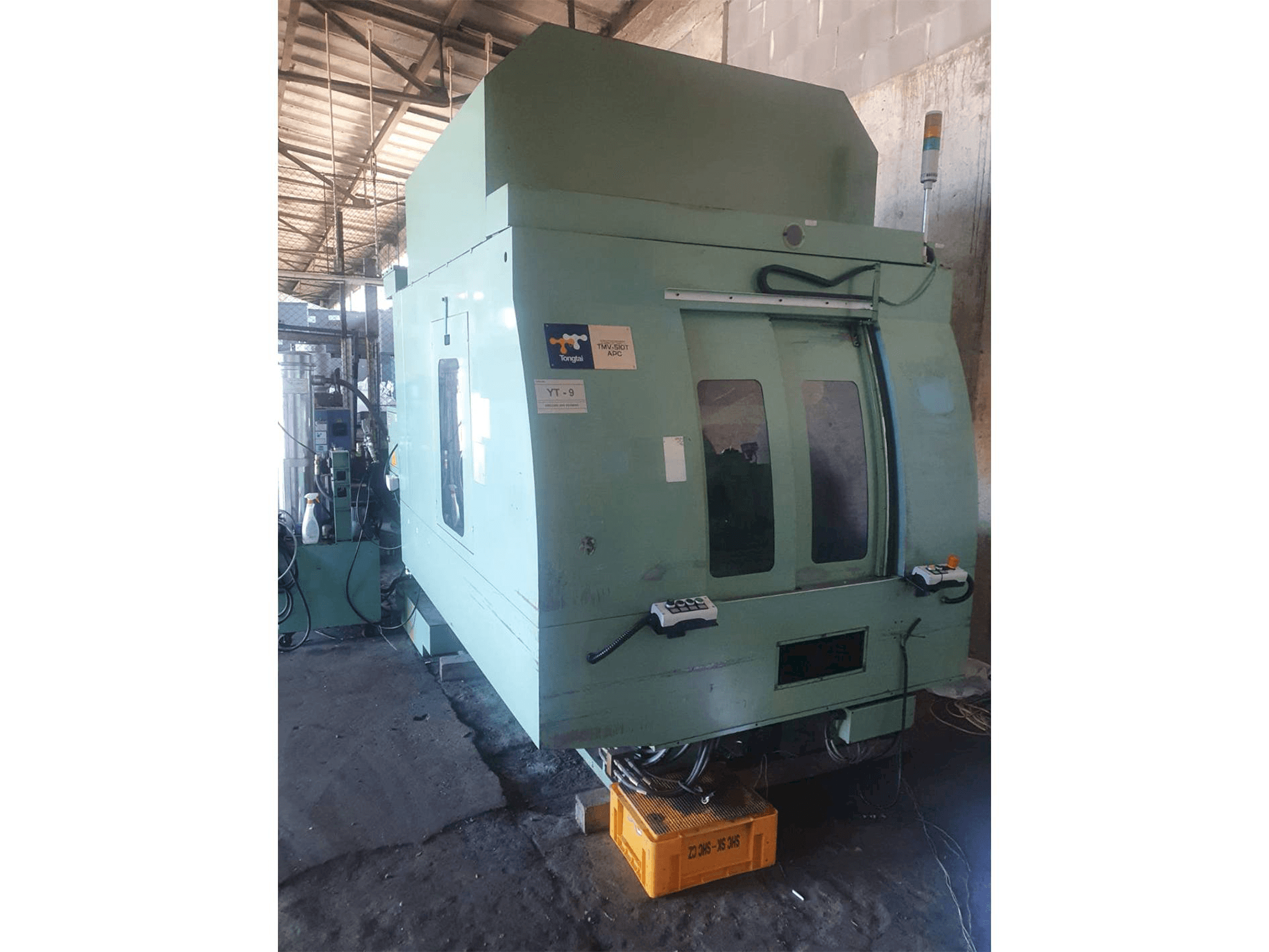 Čelní pohled na Tongtai TMV 510/APC stroj