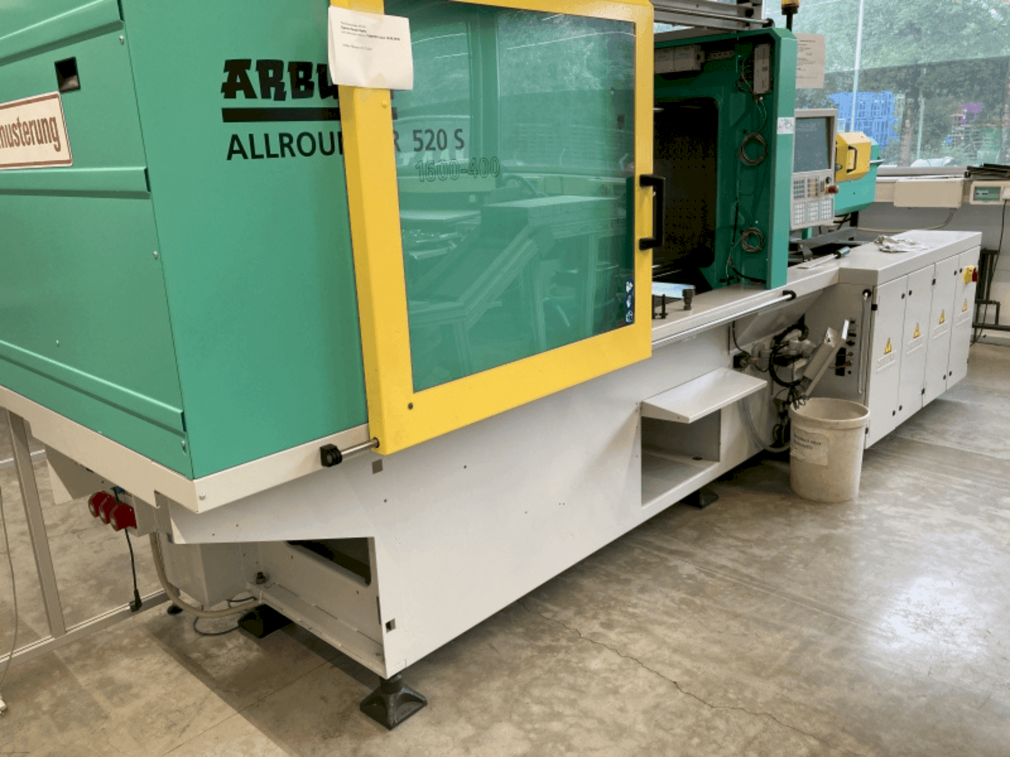 Čelní pohled na Arburg Allrounder 520S-1600-400 stroj