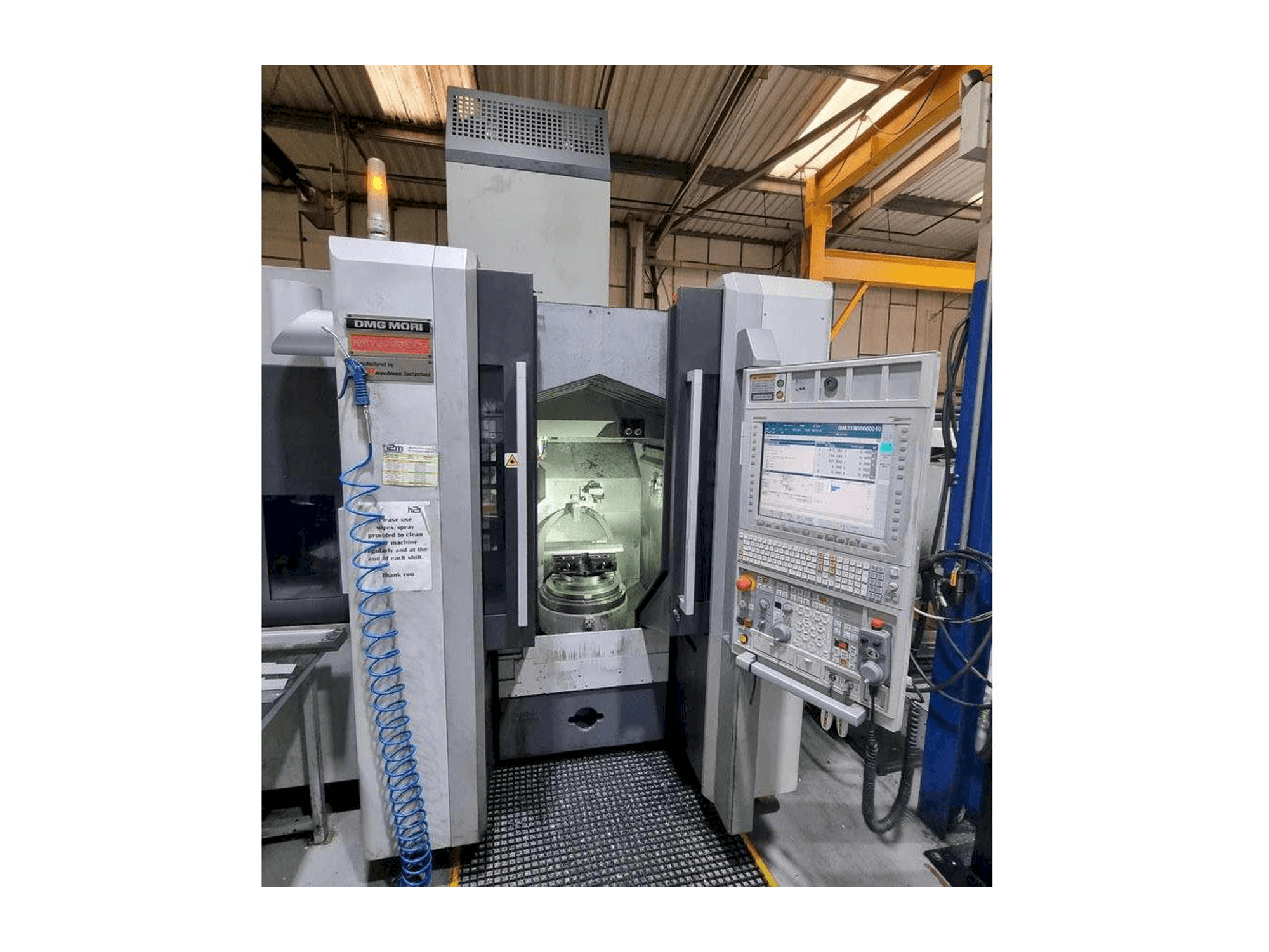 Čelní pohled na DMG MORI NMV3000 DCG stroj