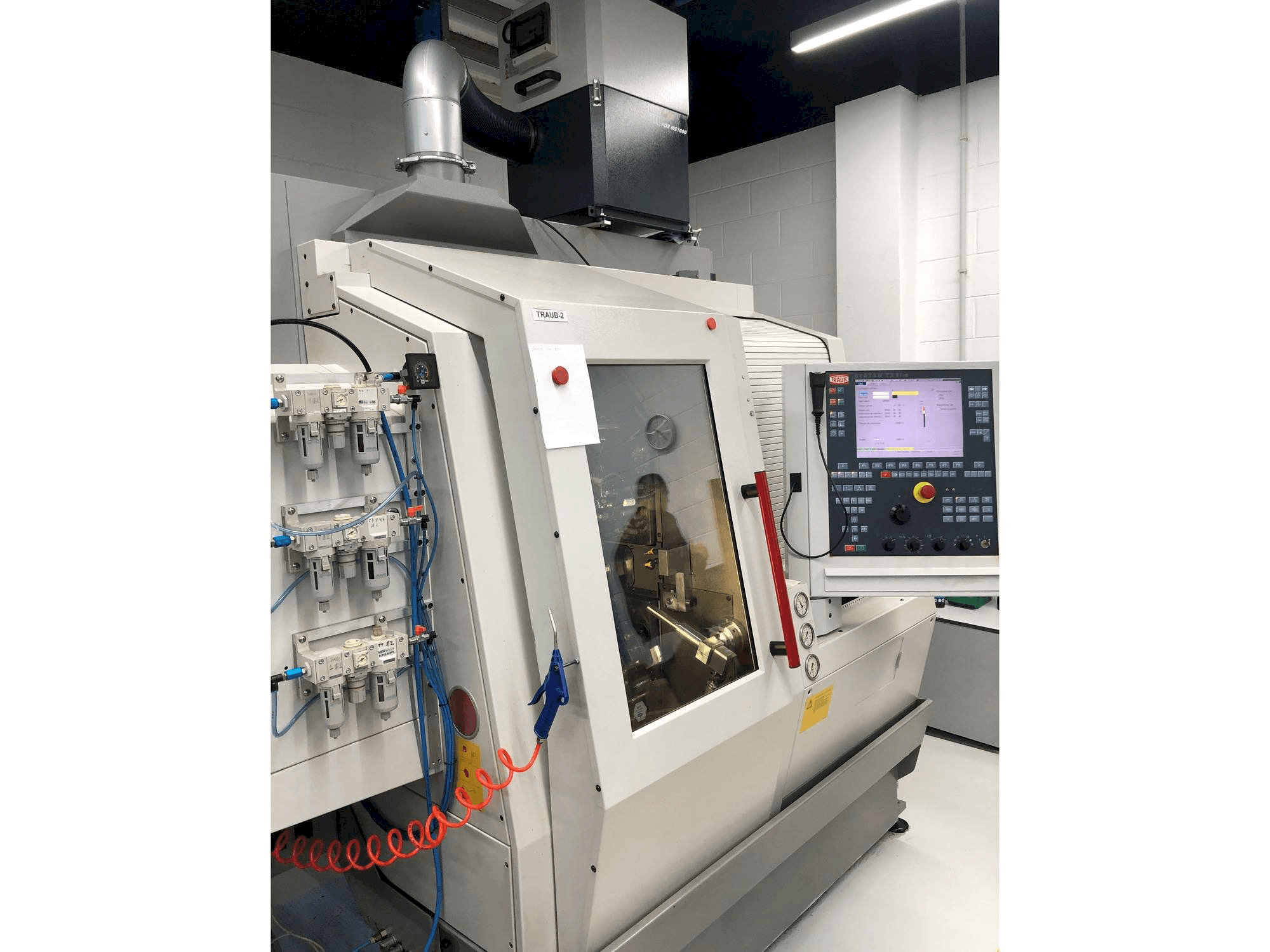 Levý boční pohled na TRAUB TNL 18 stroj