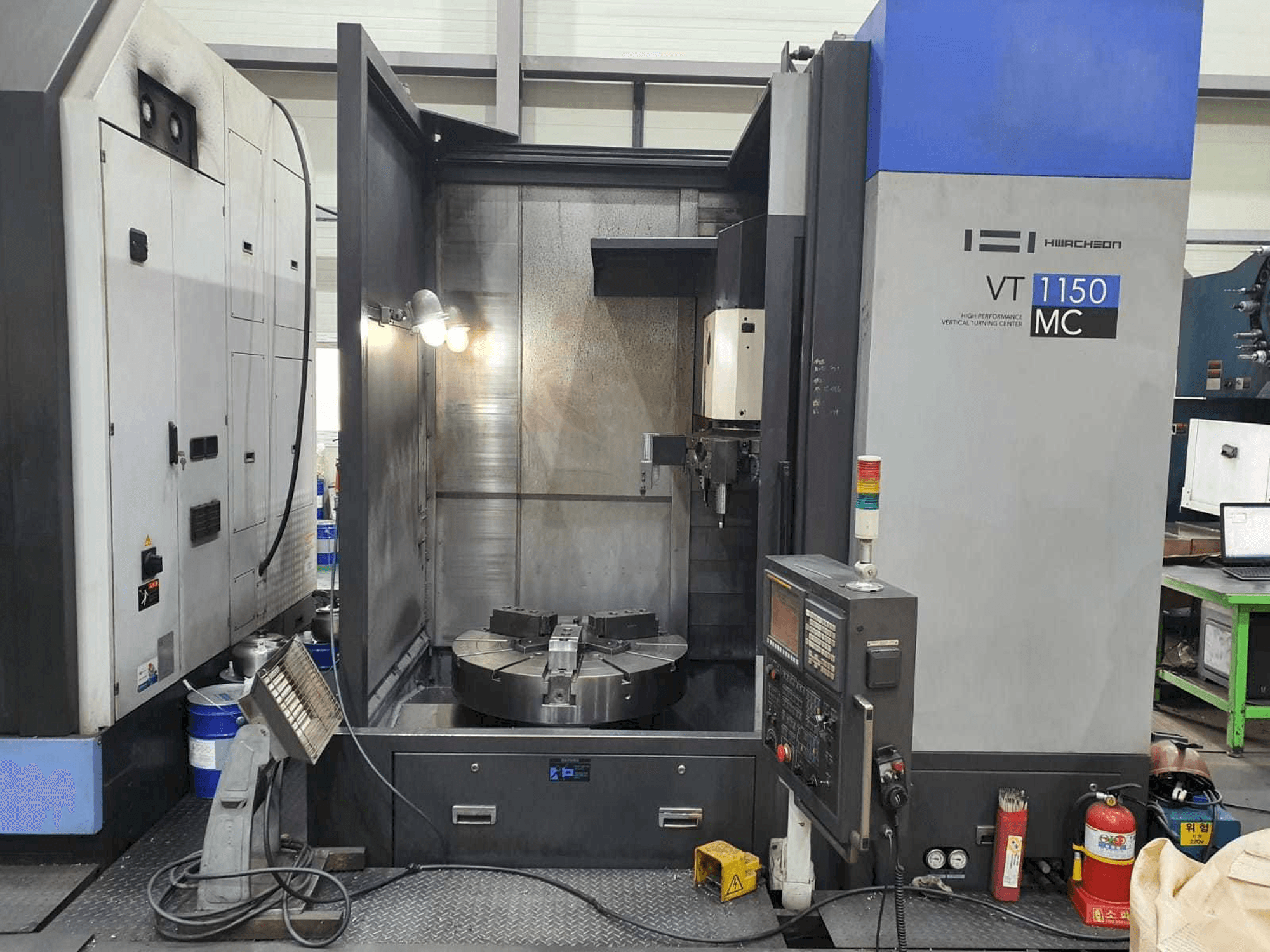 Čelní pohled na HWACHEON VT 1150 MC stroj