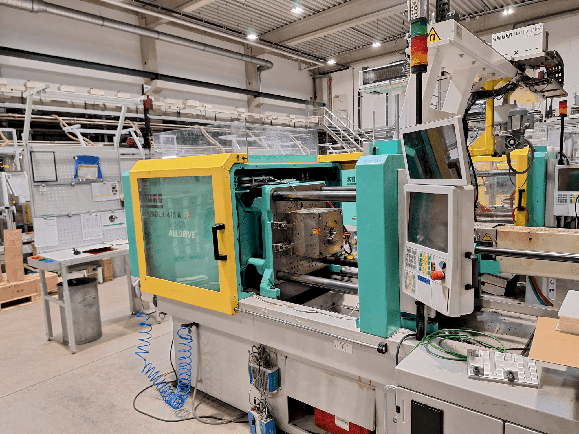 Čelní pohled na Arburg 470 A 800-170 stroj