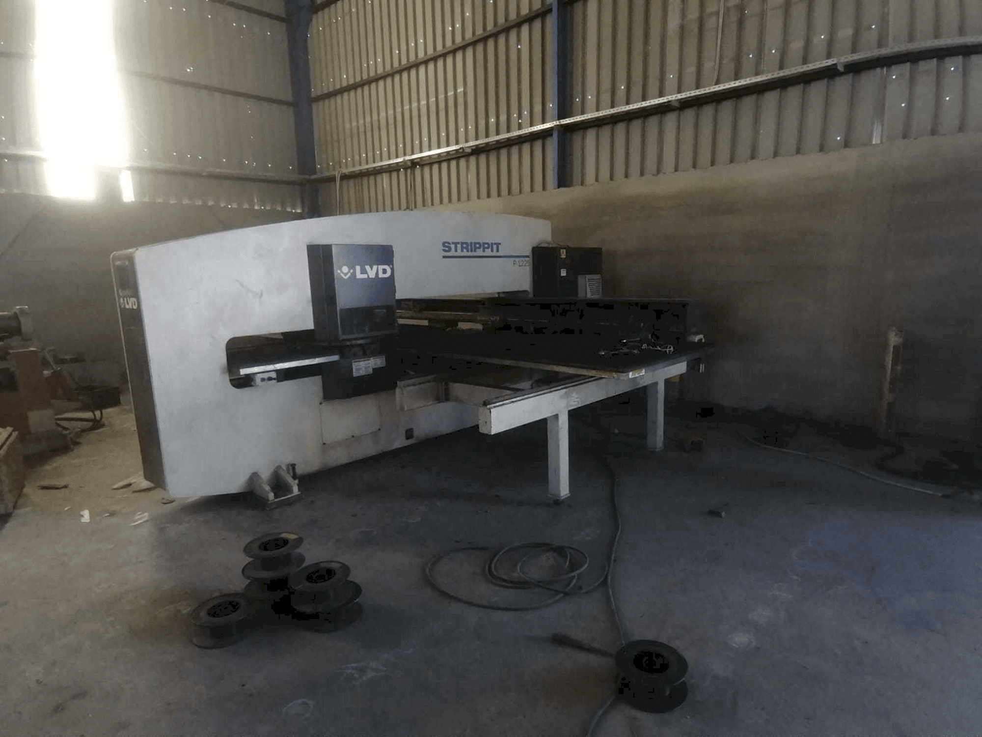 Čelní pohled na LVD P-1225 stroj