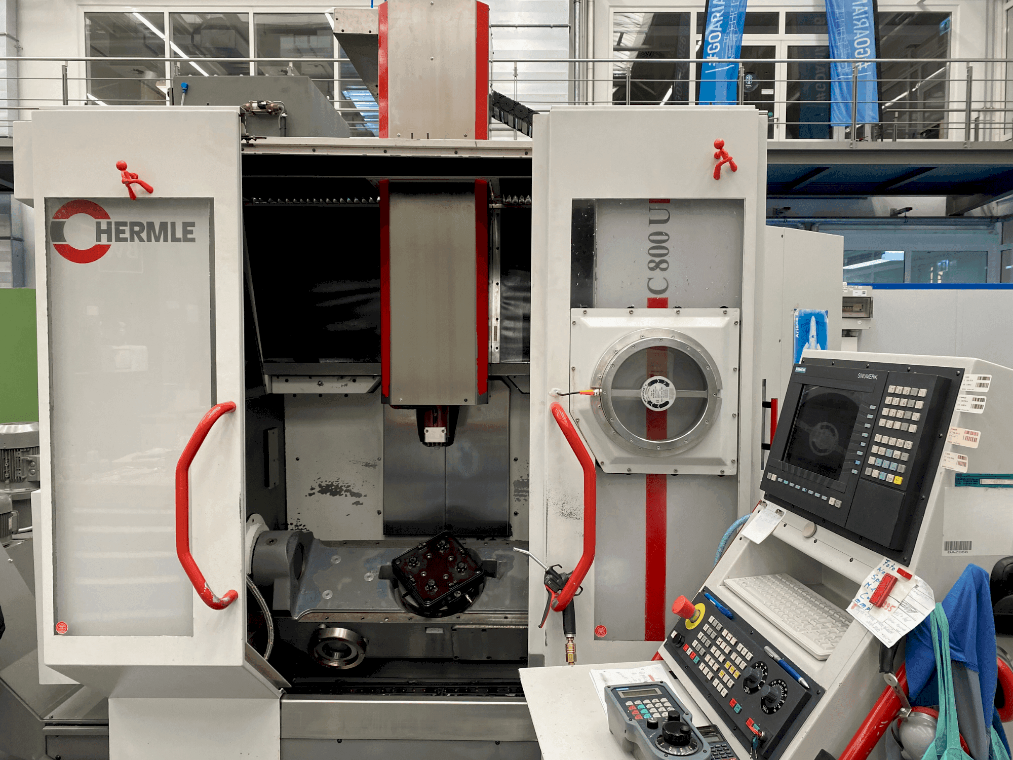 Čelní pohled na HERMLE C800 U stroj