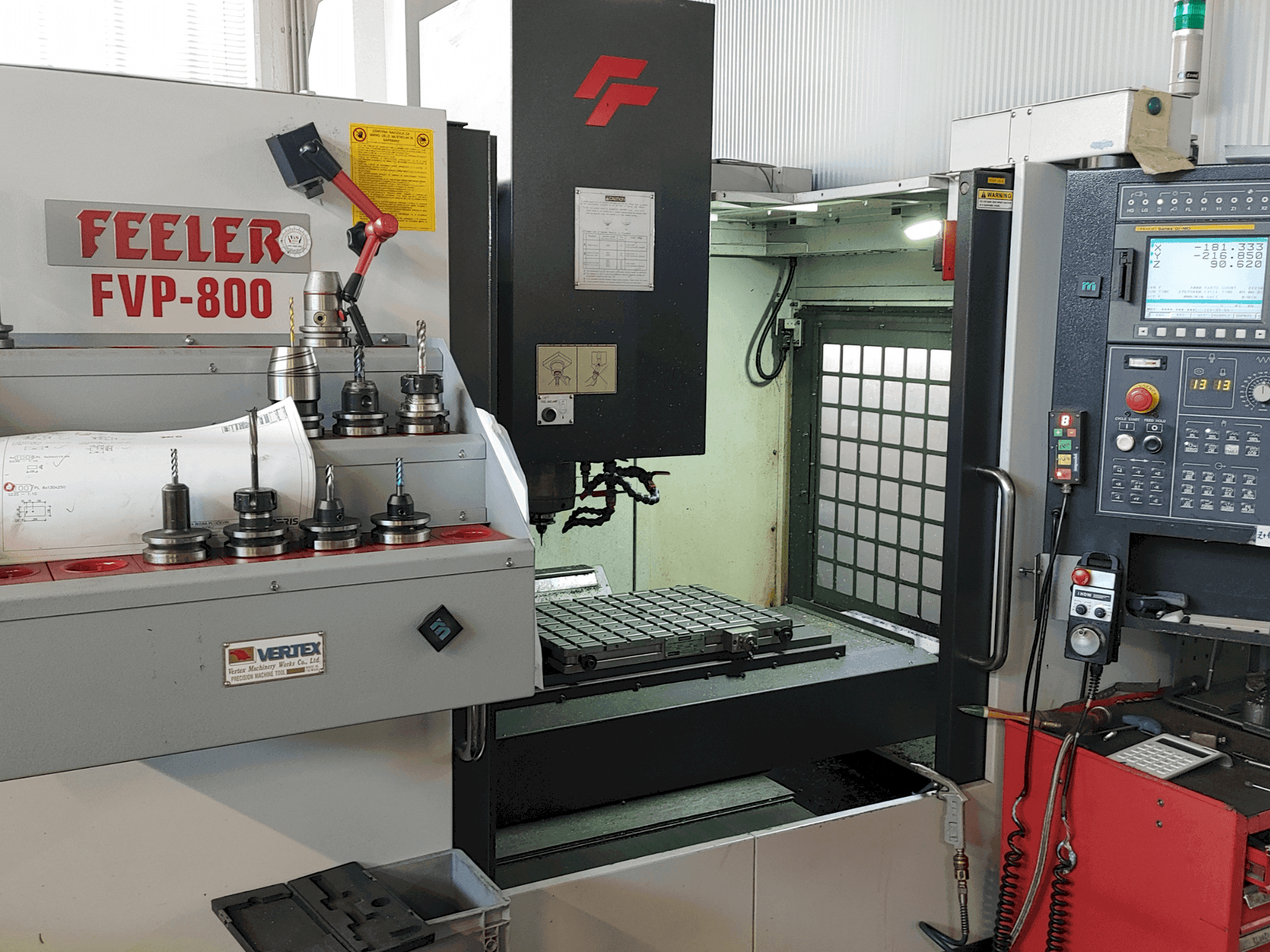 Čelní pohled na Feeler PVF 800 stroj