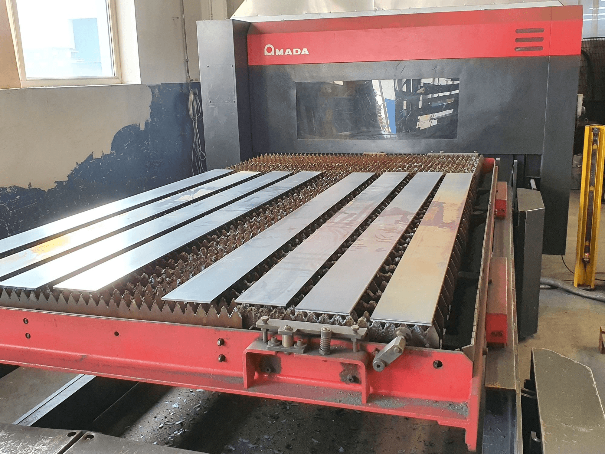 Čelní pohled na AMADA FO-3015 MII NT CI stroj