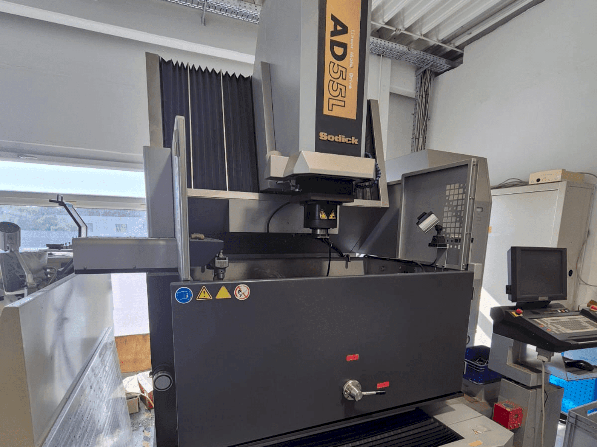 Čelní pohled na Sodick AD 55 L stroj