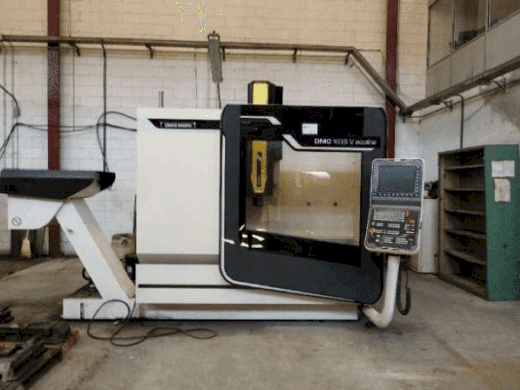 Čelní pohled na DMG MORI DMC 1035 V Ecoline stroj