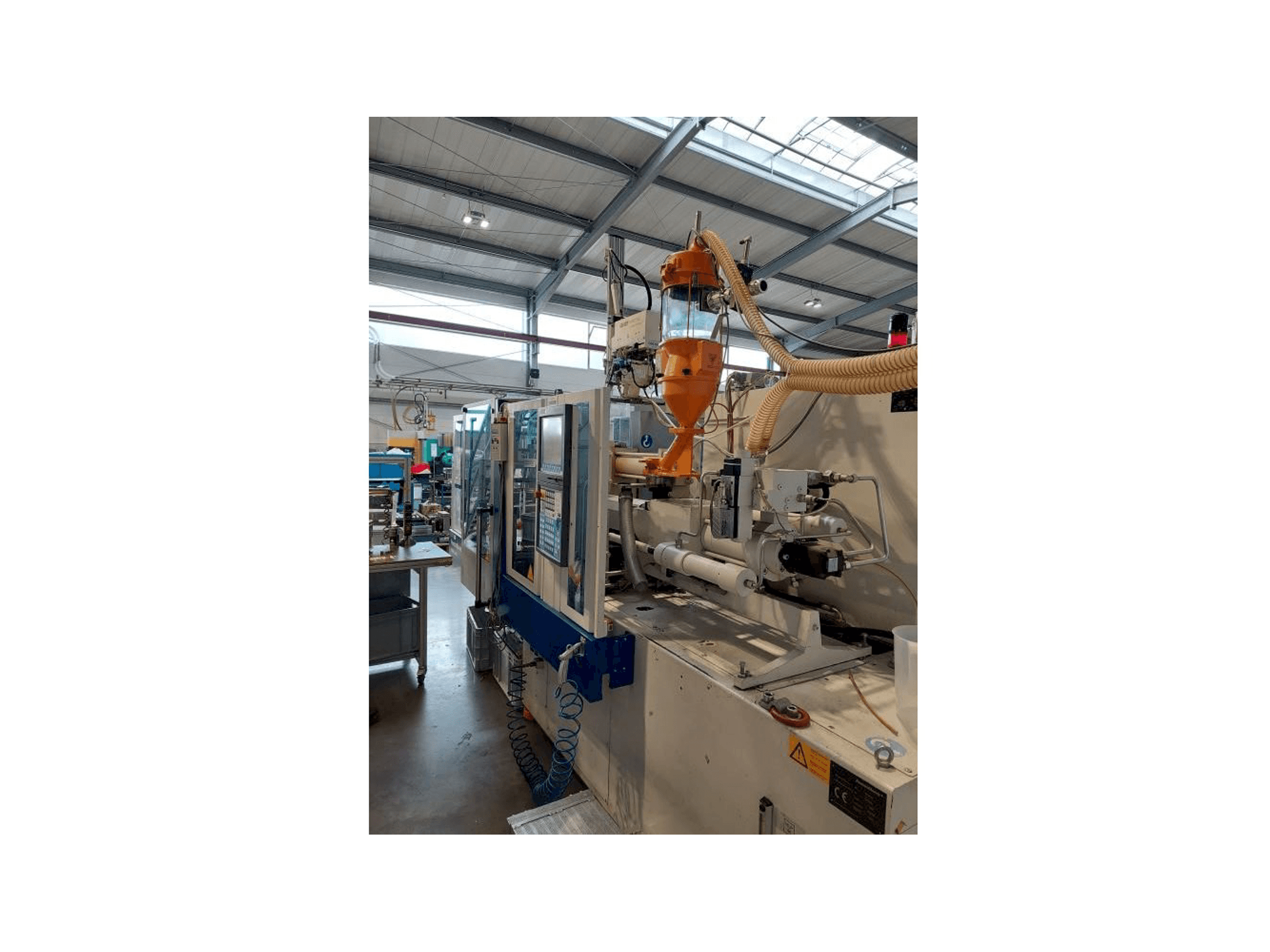 Čelní pohled na Krauss Maffei 80-180 CX stroj