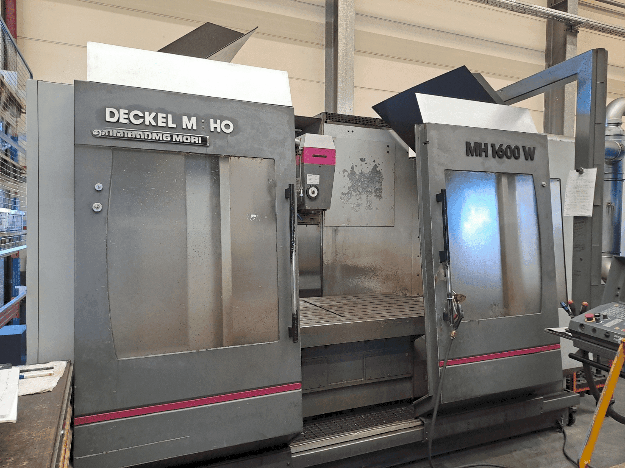 Čelní pohled na DECKEL MAHO MH 1600 W stroj