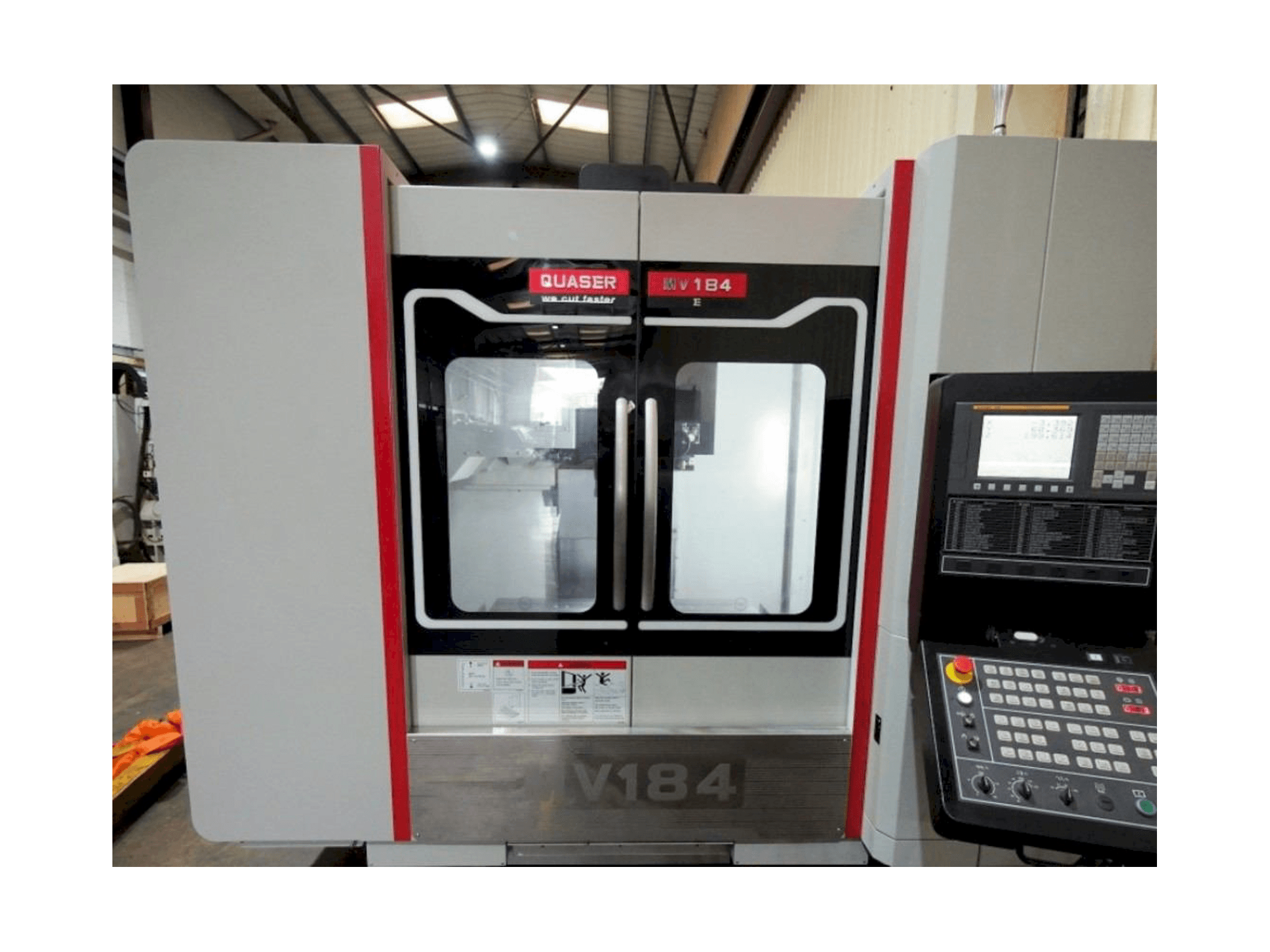 Čelní pohled na Quaser MV184E stroj