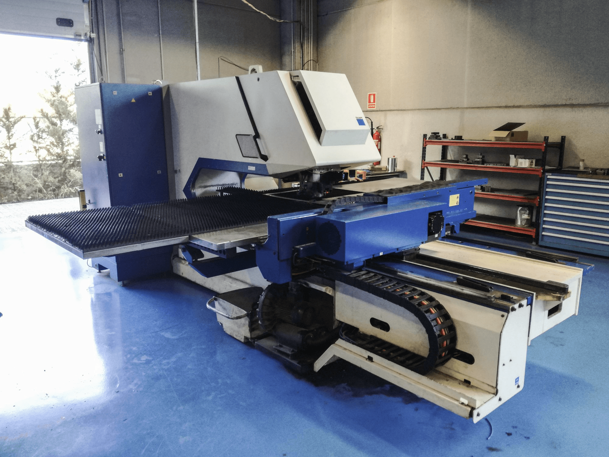 Levý pohled na Trumpf Trumatic 2000 R stroj