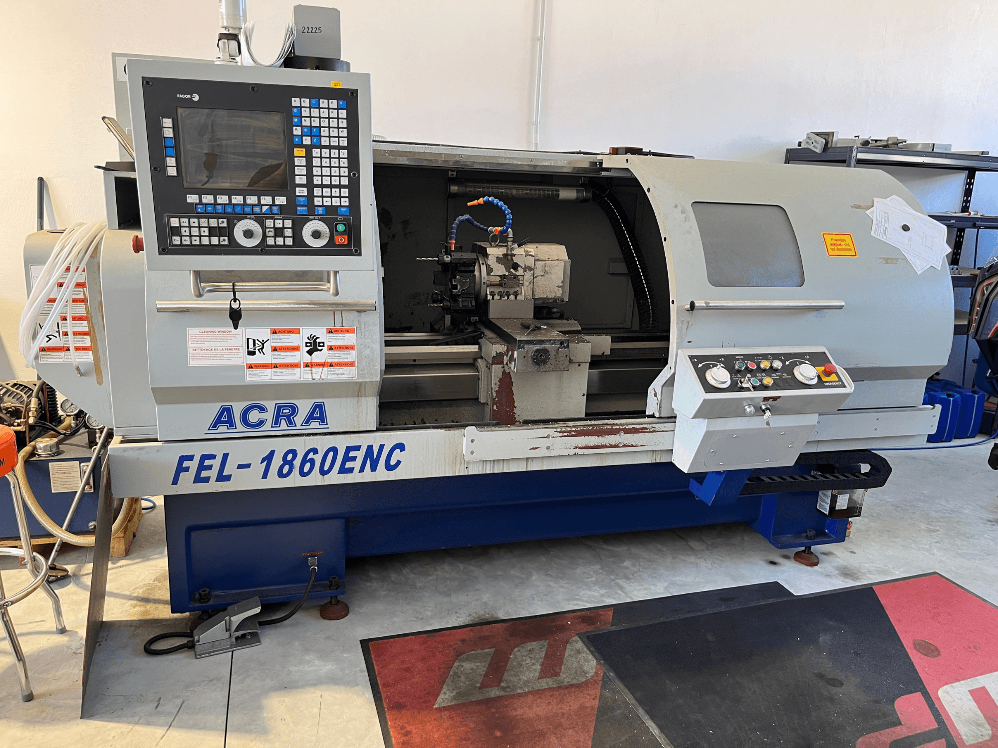 Horizontální soustruh ACRA FEL-1860ENC/B, pohled zepředu znázorňující ovládací panel a součásti CNC.