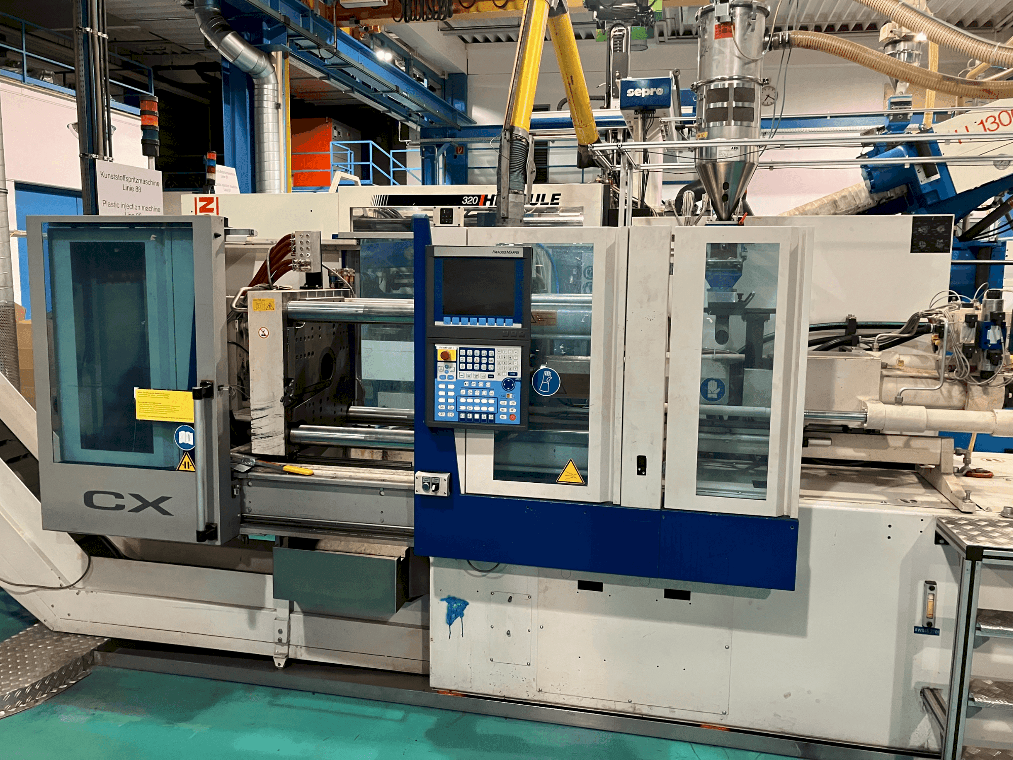 Čelní pohled na Krauss Maffei 65-180 CX stroj