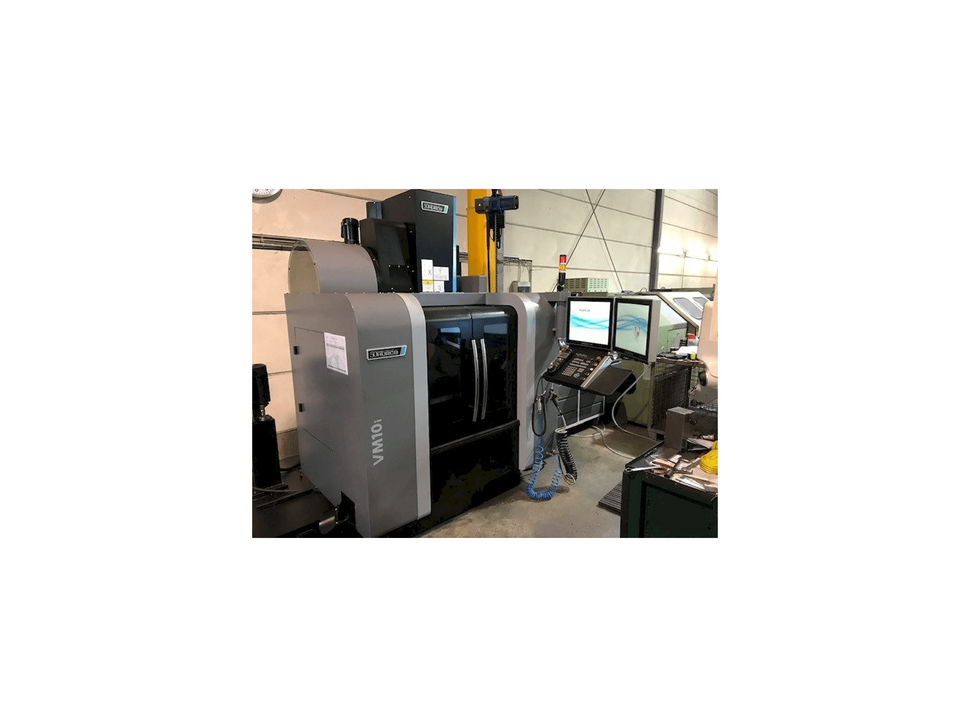 Čelní pohled na Hurco VM10i stroj