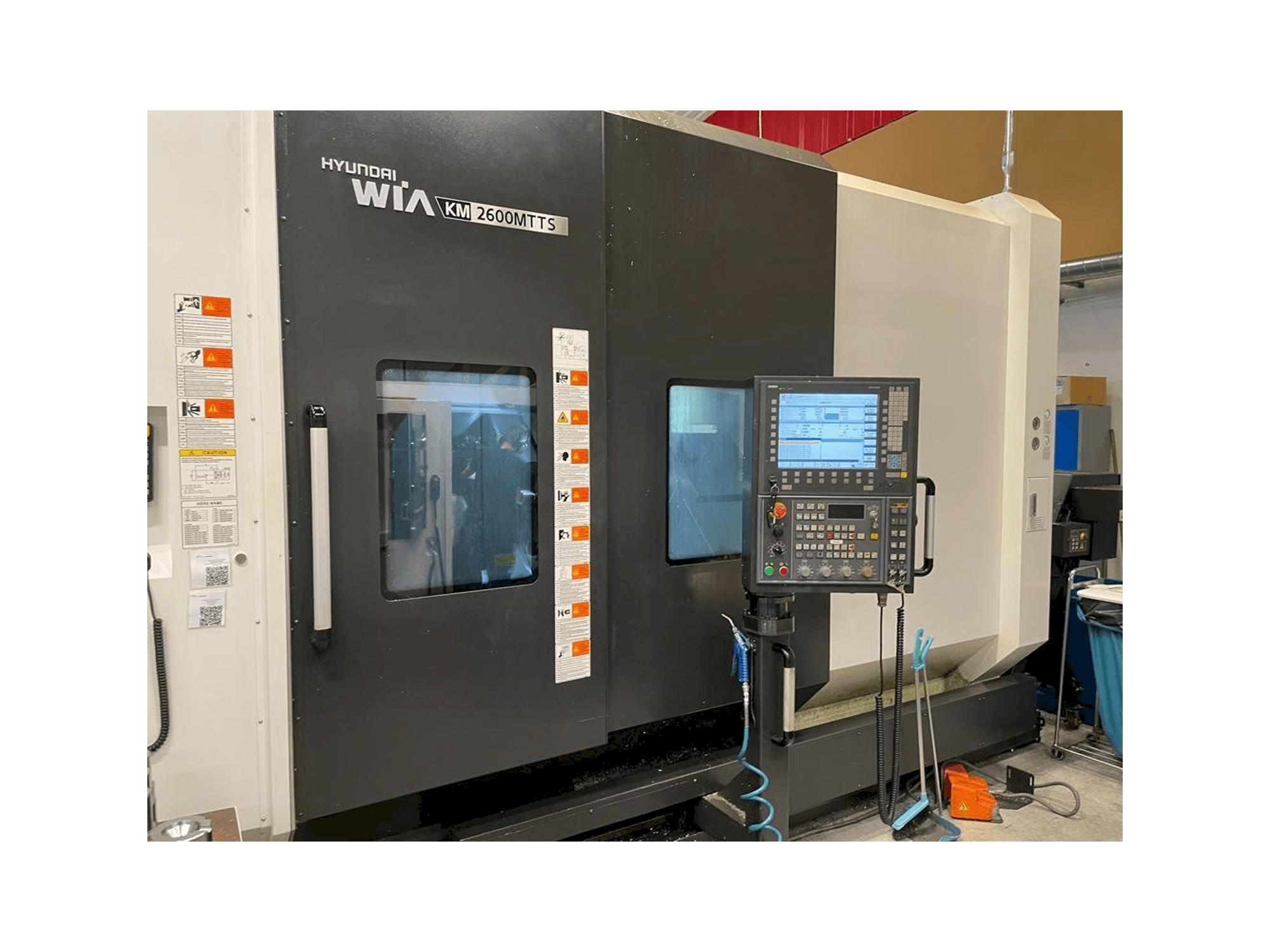 Čelní pohled na Hyundai Wia KM 2600 MTTS stroj