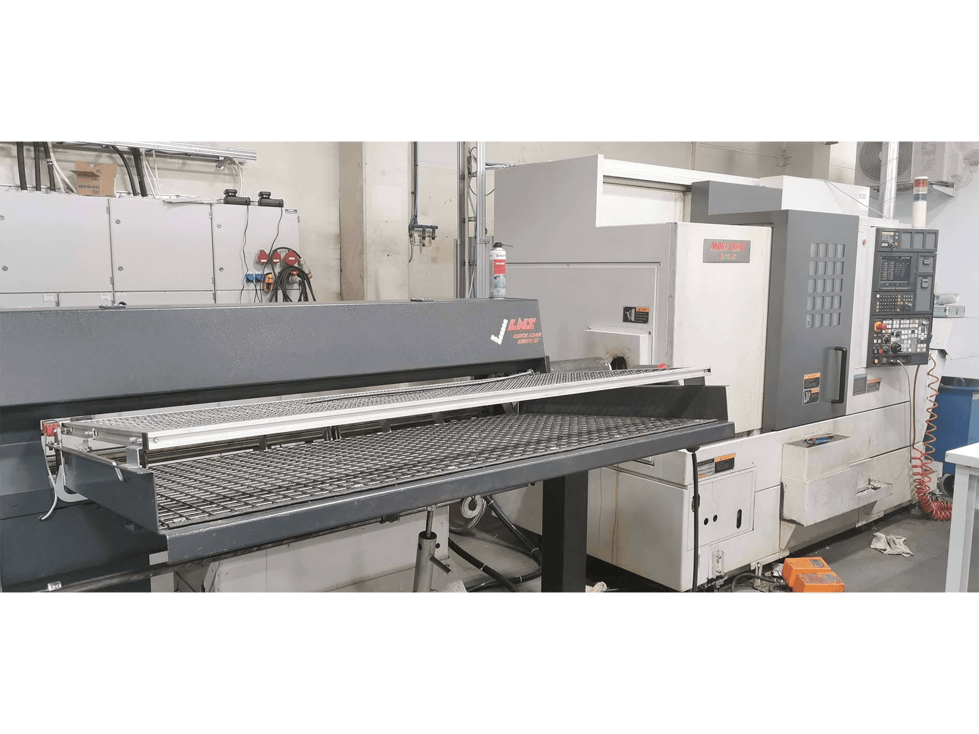 Čelní pohled na MORI SEIKI NL 1500 MC 7500 stroj