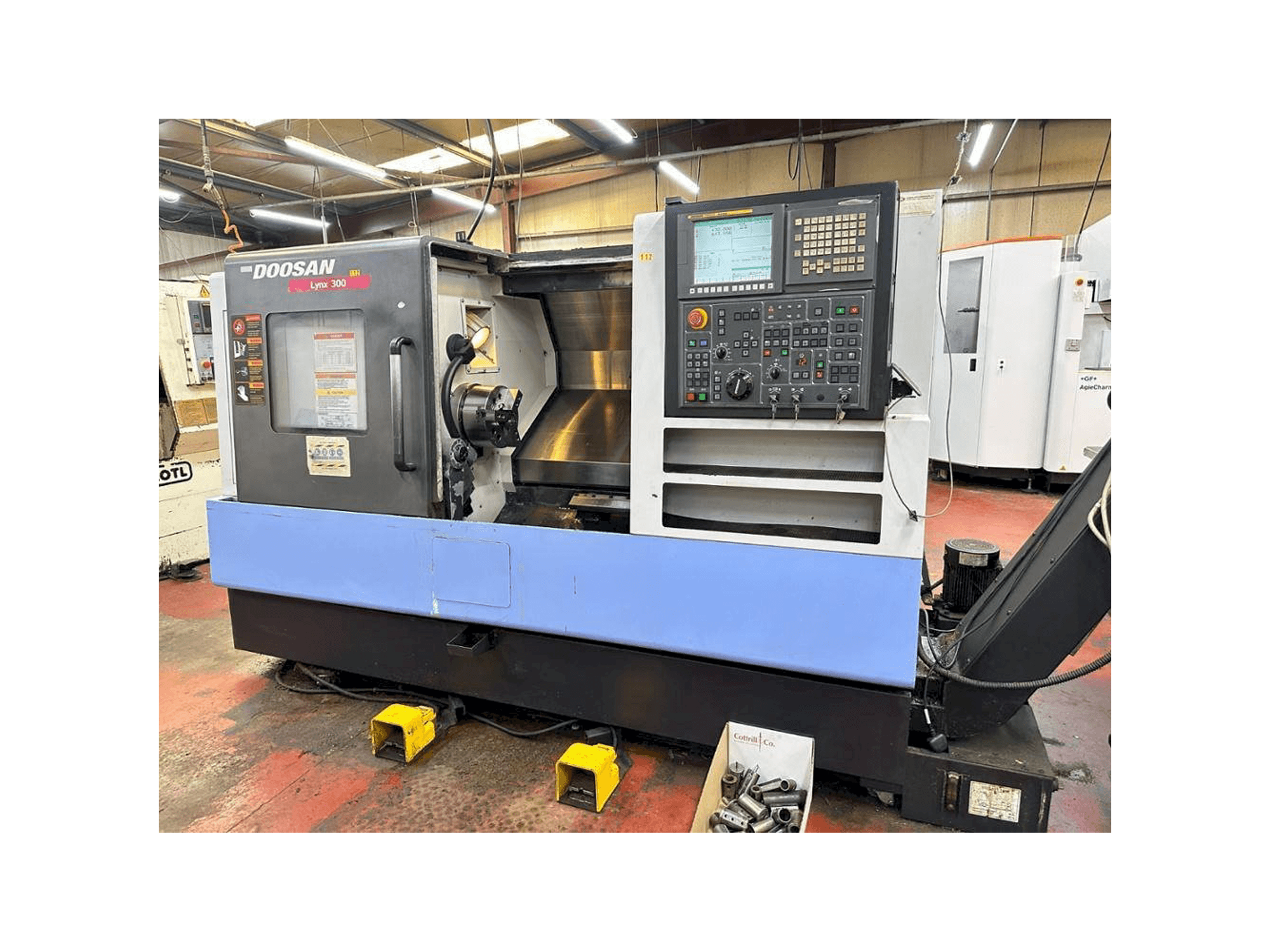 Čelní pohled na Doosan Lynx 300 stroj