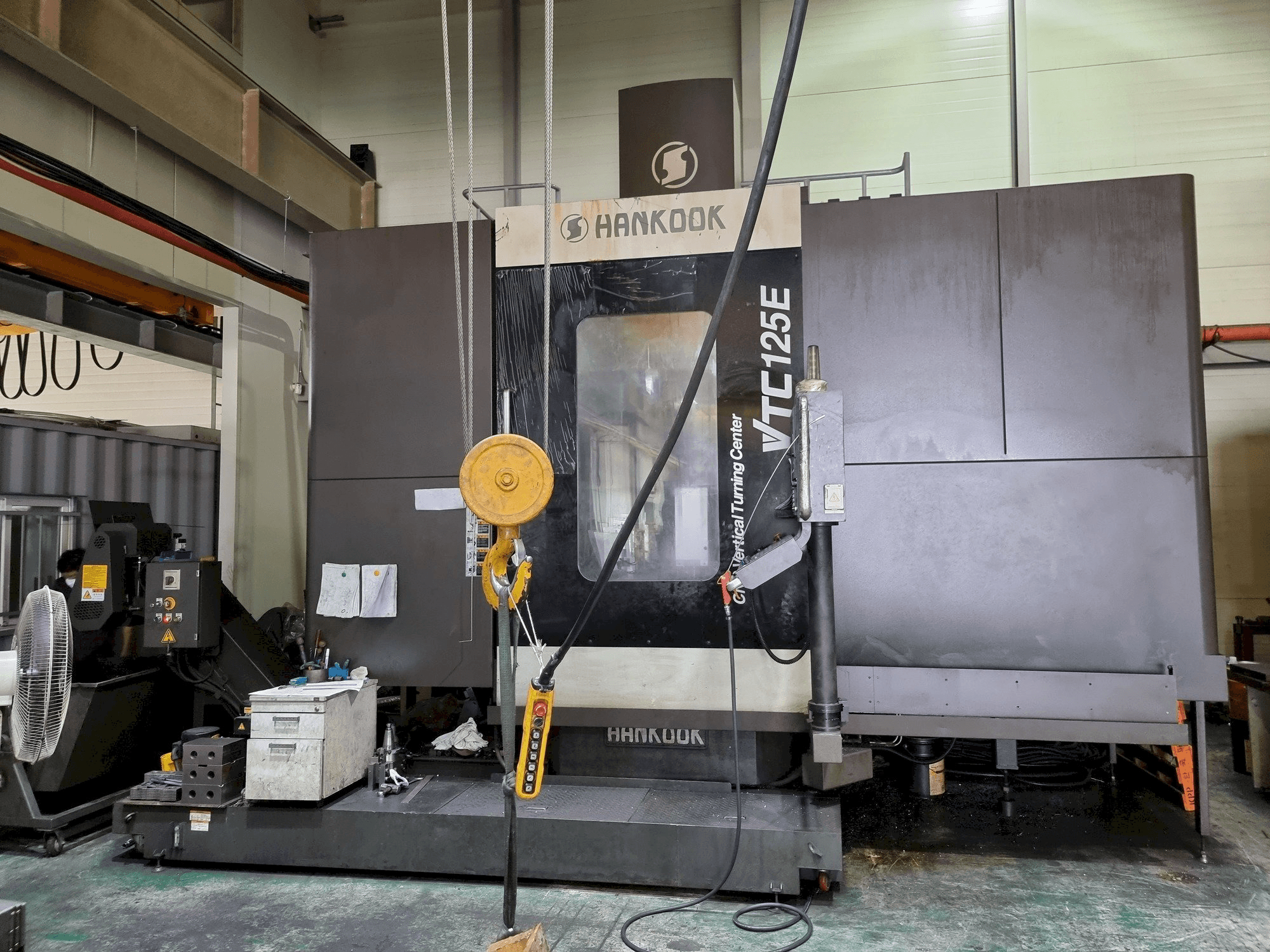 Čelní pohled na HANKOOK VTC125E stroj