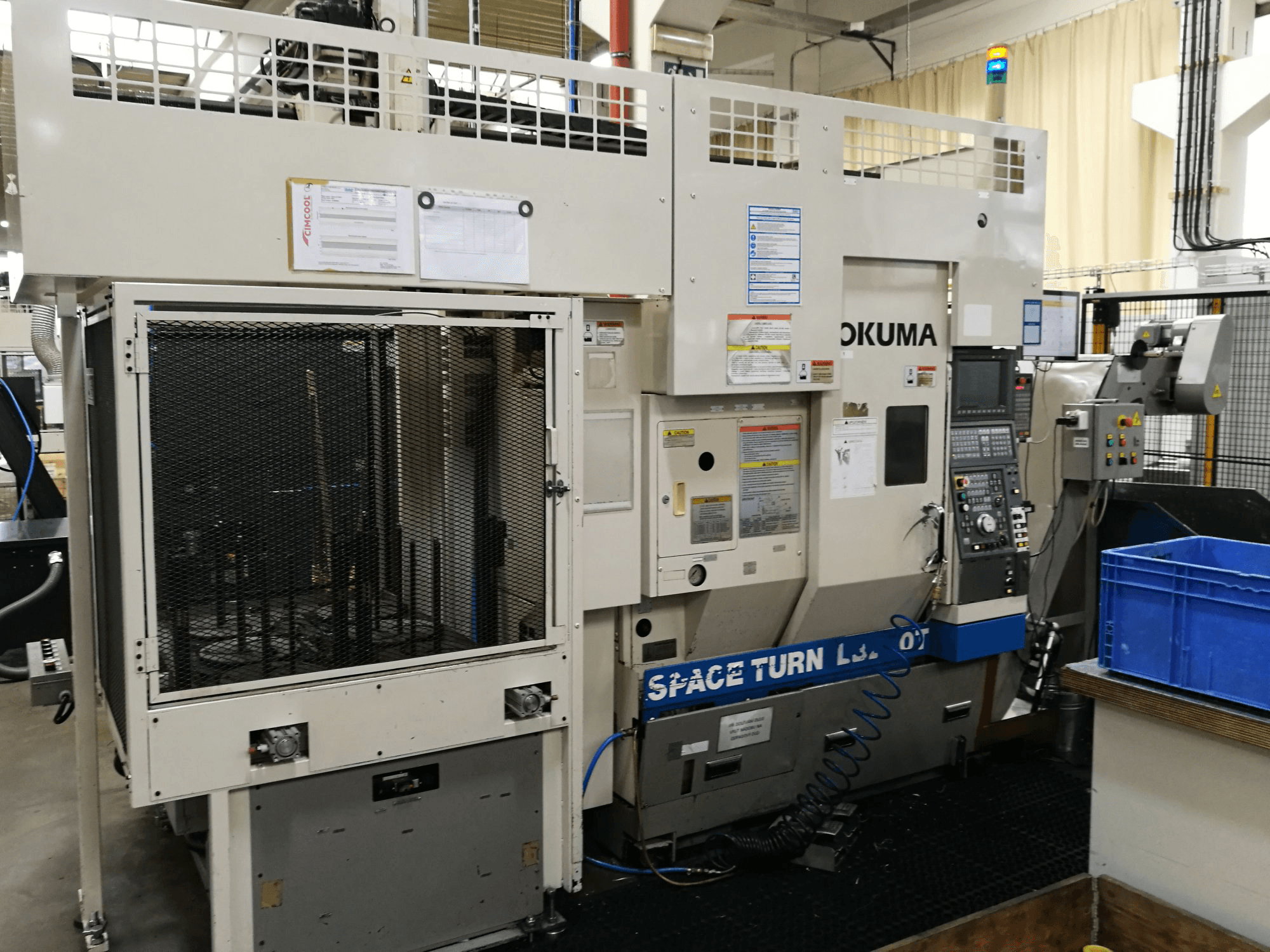 Levý pohled na Okuma SPACE TURN LB250T stroj