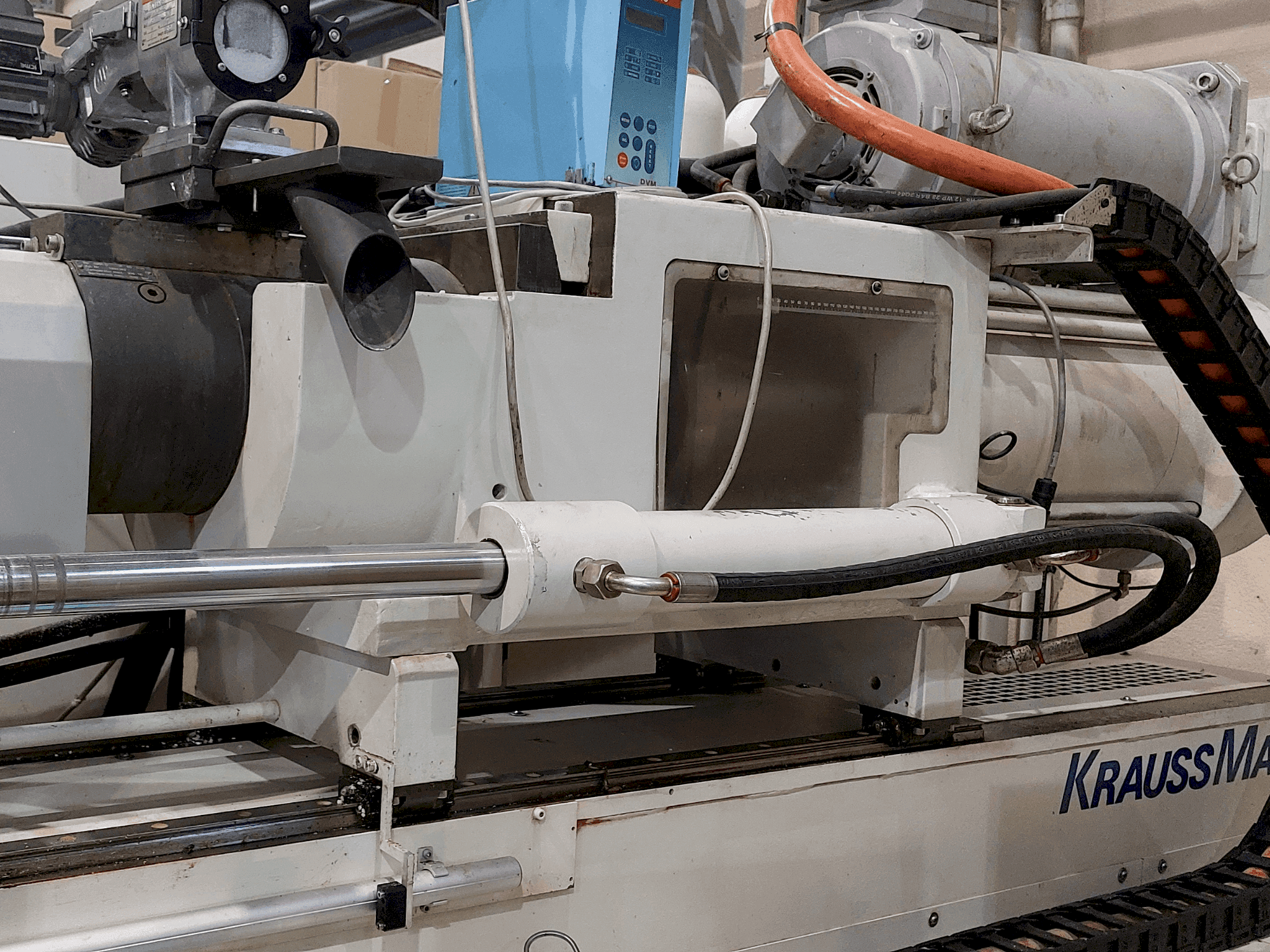 Čelní pohled na Krauss Maffei 320-1900 C3 stroj