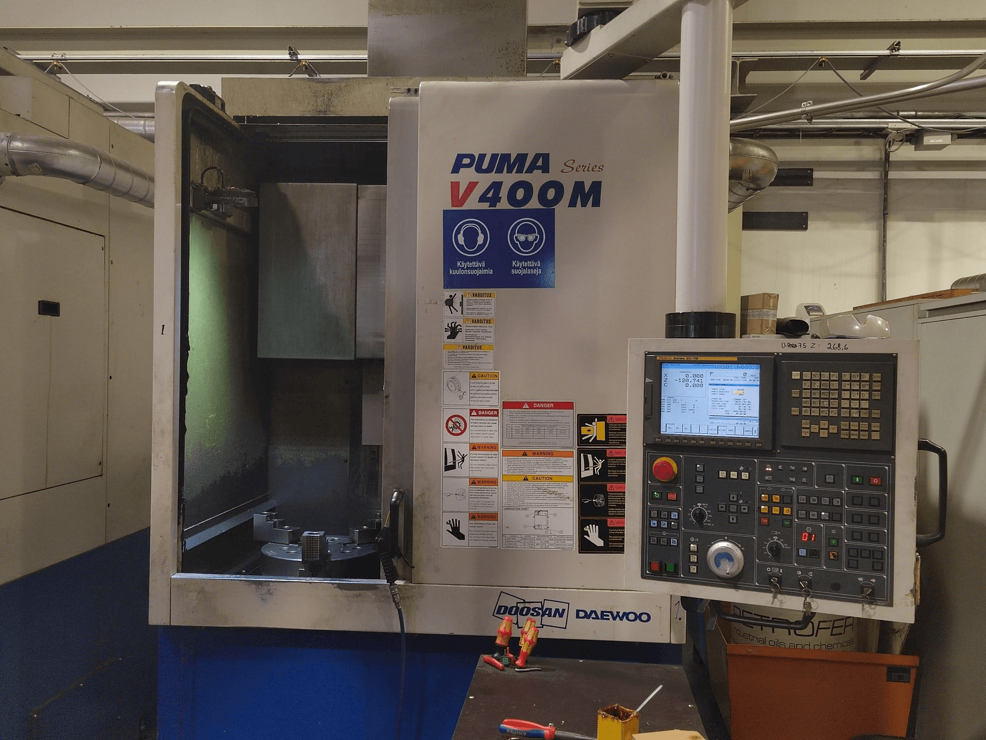 Čelní pohled na Doosan Puma V400M stroj