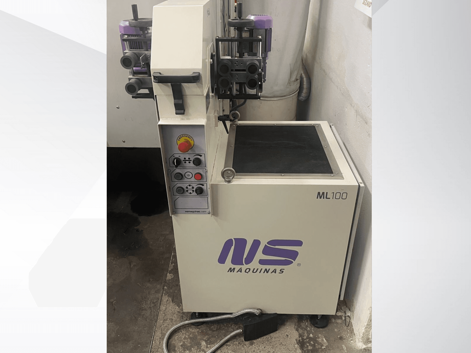 Stroj ML100 od společnosti MS Maquinas, pohled zepředu, ovládací panel s tlačítky a pedálem, vymezená pracovní plocha.