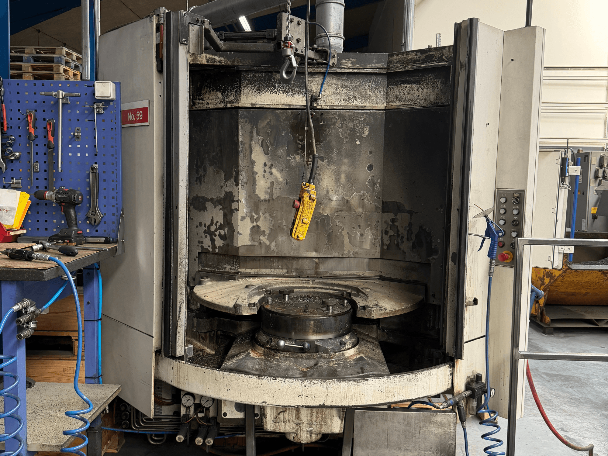 Horizontální obráběcí centrum HELLER MC 16 z čelního pohledu, prázdný pracovní stůl a ovládací panel, v dílenském prostředí.