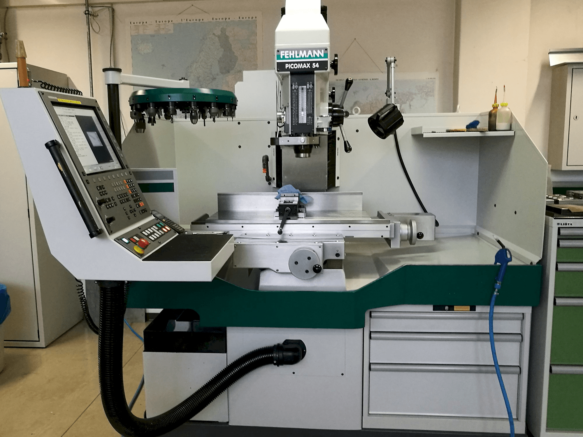 Čelní pohled na FEHLMANN PICOMAX 54 stroj