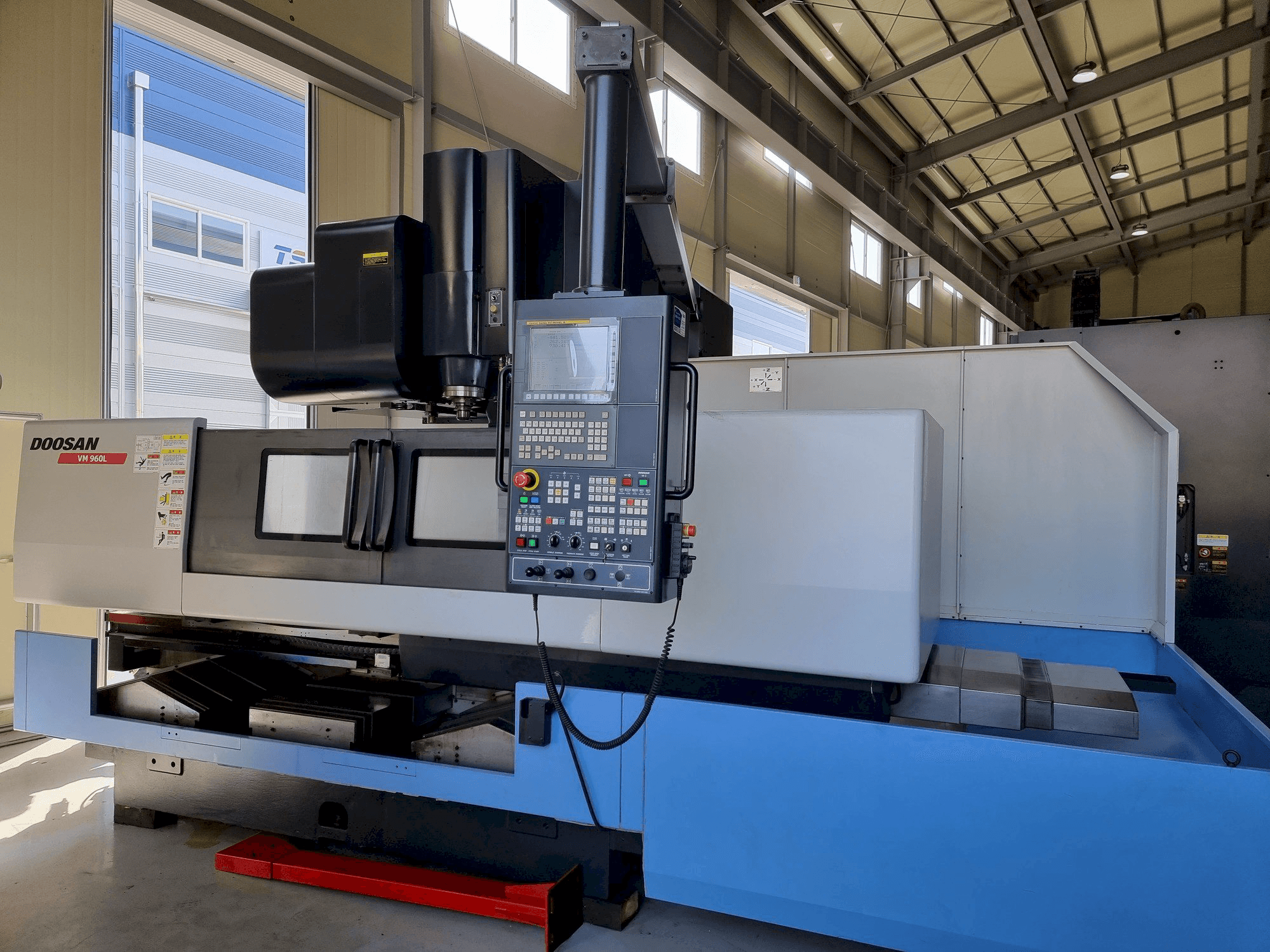 Čelní pohled na Doosan VM 960L stroj