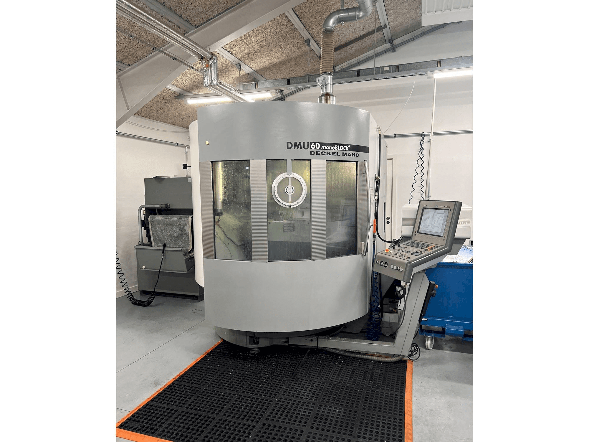 Čelní pohled na DMG MORI DMU 60 monoBLOCK stroj