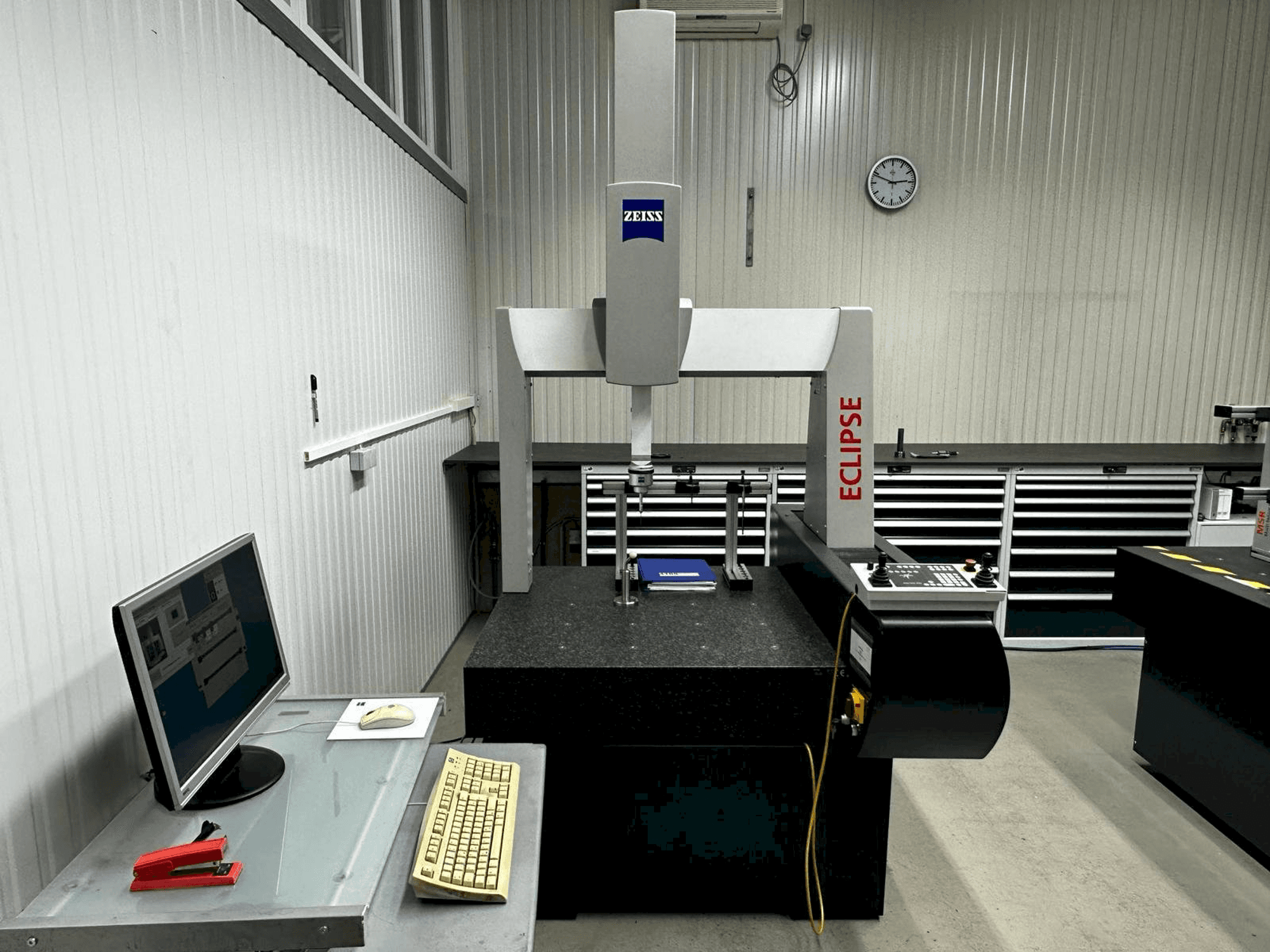 Čelní pohled na ZEISS Eclipse CNC 07/07/06 stroj