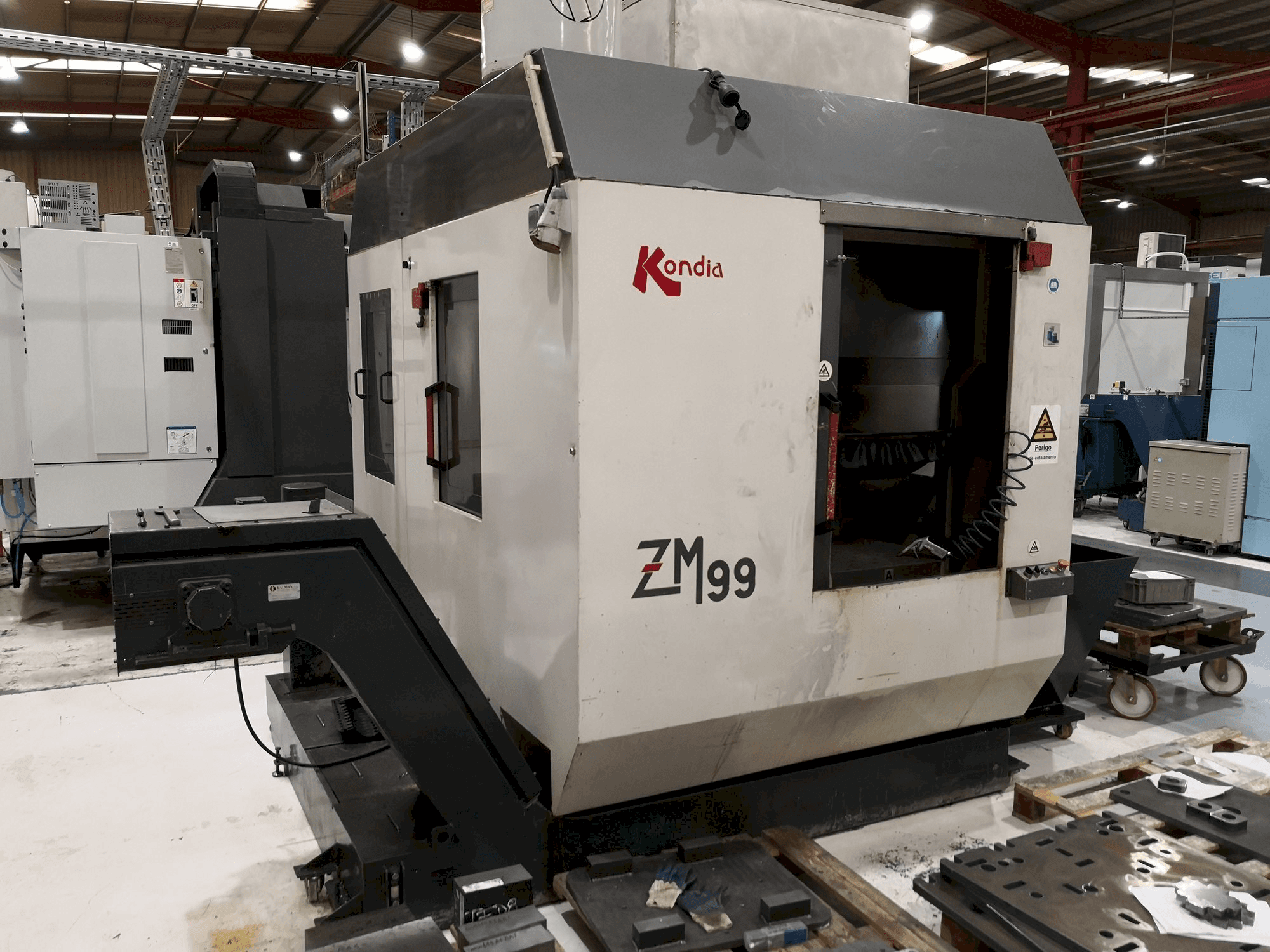 Čelní pohled na KONDIA ZM99 stroj