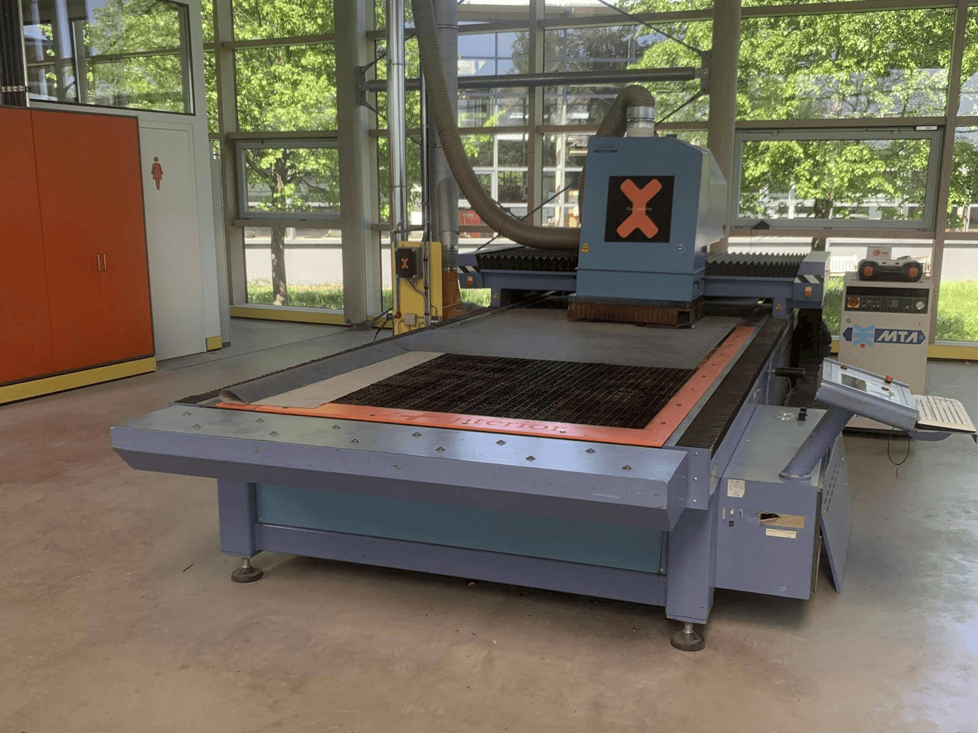 Čelní pohled na SEI X-TYPE stroj