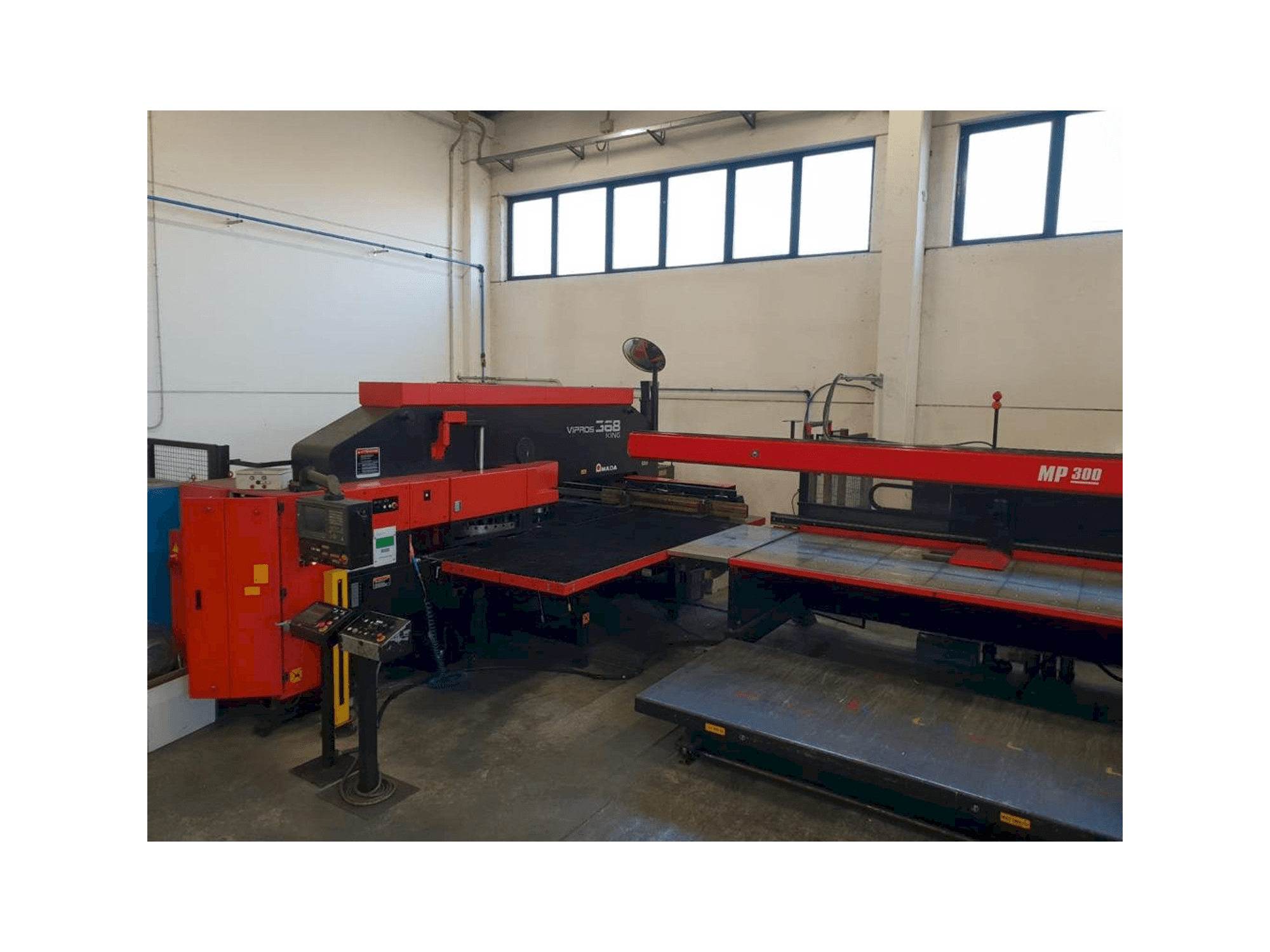 Čelní pohled na AMADA VIPROS 368 KING stroj