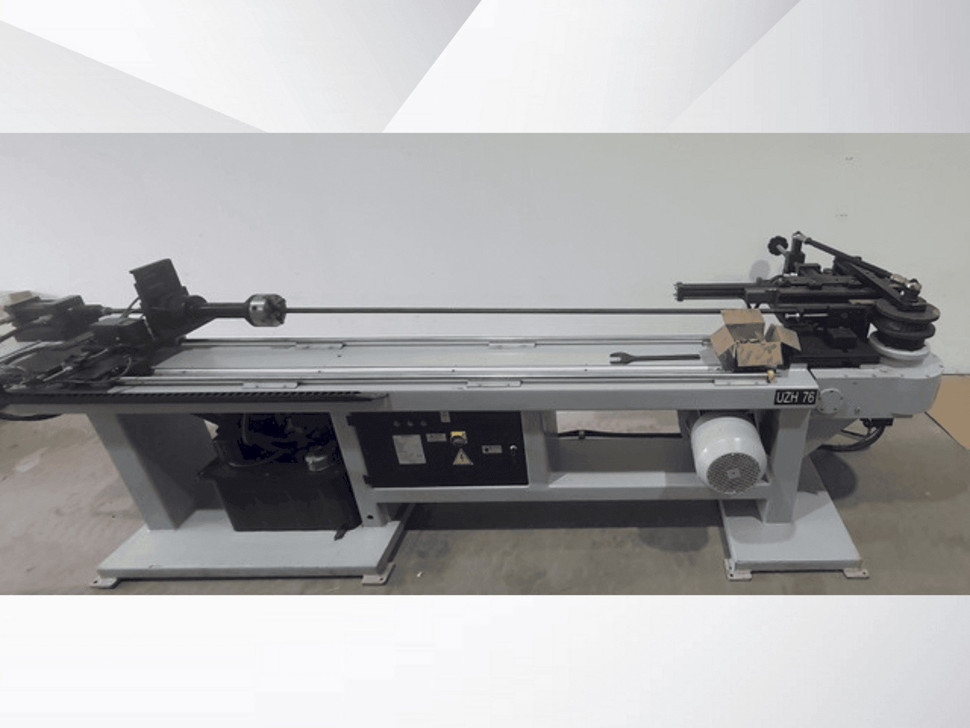 Čelní pohled na UZMA MAKINA UZH76 stroj